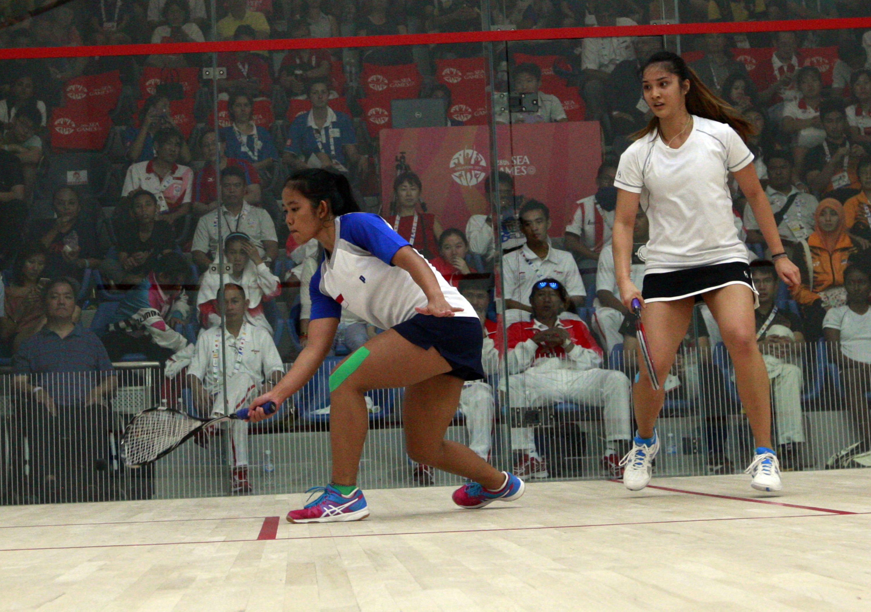 Atlet Squash Indonesia tengah bertanding