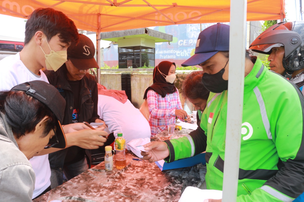 Pengemudi ojek online mendapat subsidi BBM dari relawan gerbong pecinta sandi uno, di Banyumas, Jateng, Selasa (8/11/2022)