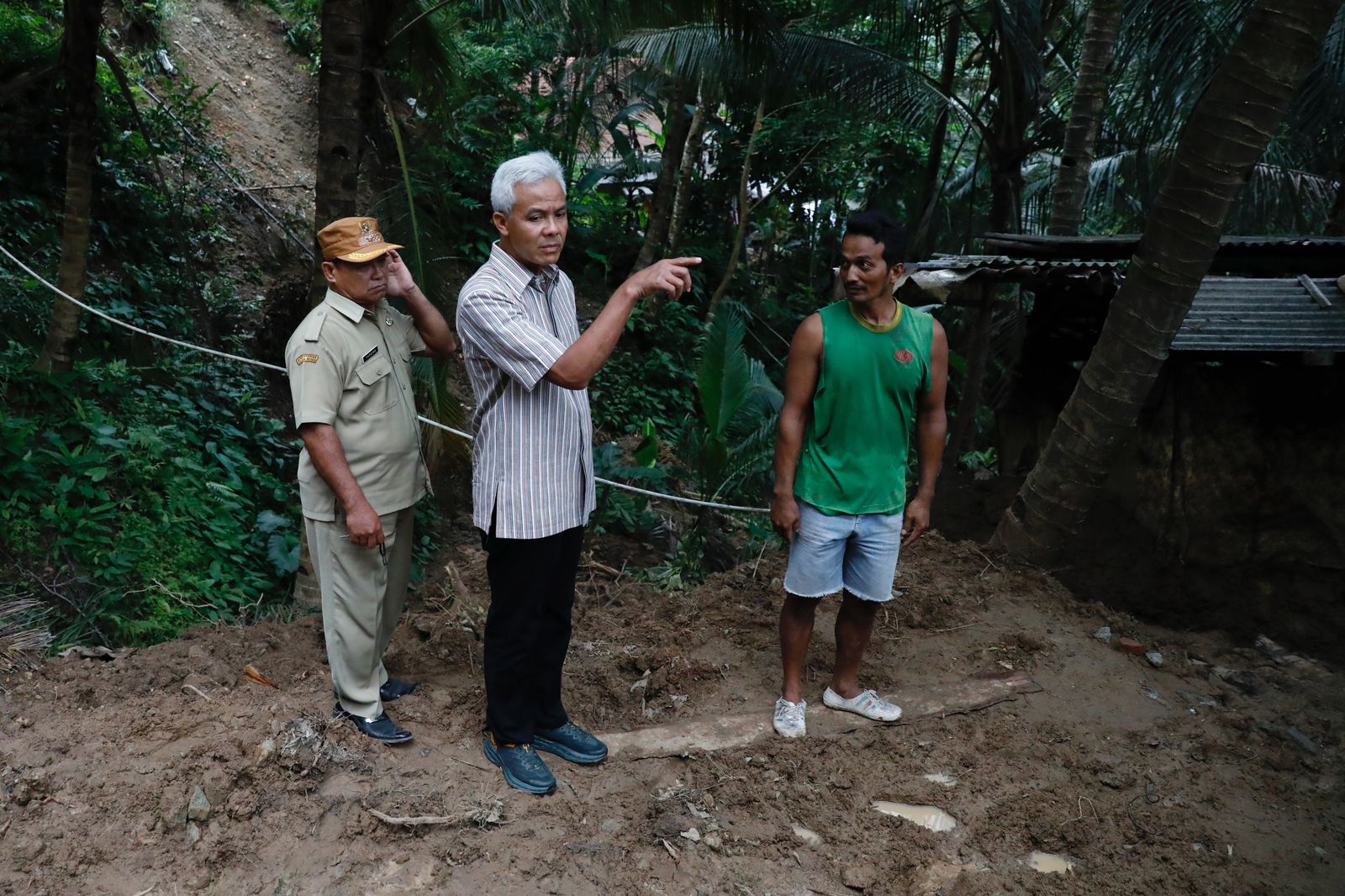 Gubernur Jawa Tengah Ganjar Pranowo, mendatangi salah satu lokasi longsor yang berada di Desa Karangduwur, Rabu sore (15/11/2022)