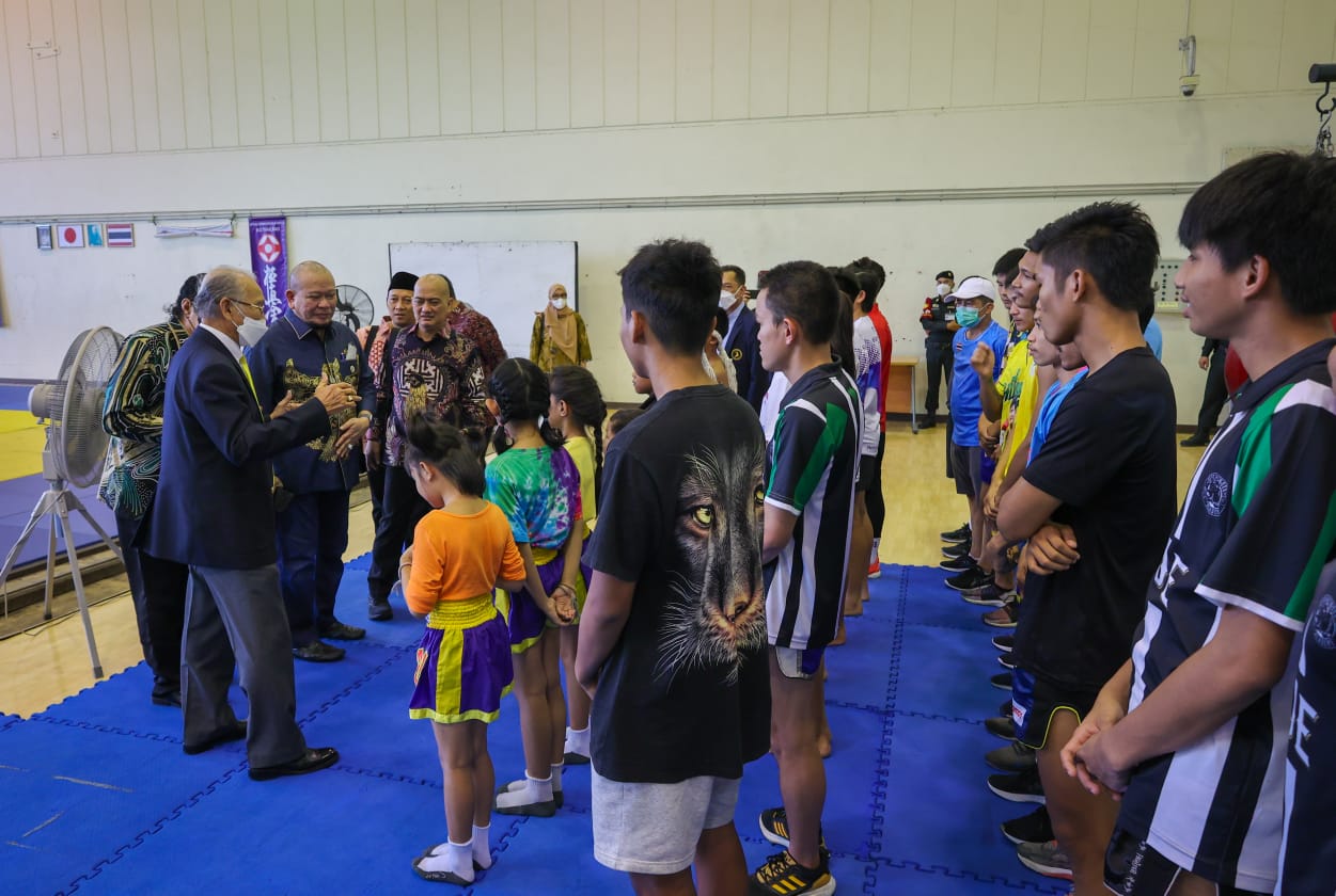 Ketua PBMI LaNyalla Mattalitti berkunjung ke Sekretariat Federasi Muaythai Internasional (IFMA) yang berpusat di Thailand, Selasa (29/11). 