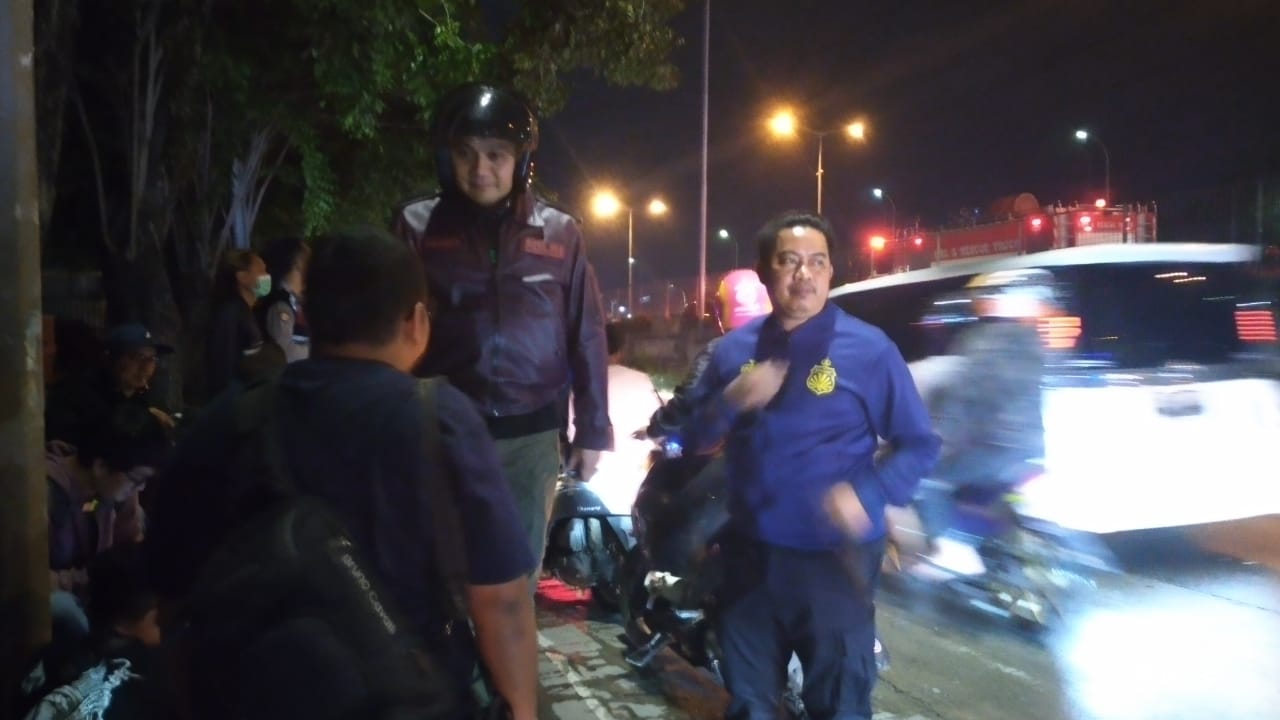 Kapolres Metro Jakarta Barat, Kombes Pol Pasma Royce (tengah) tiba di lokasi kejadian mobil tanki terbakar di jalan tol.  