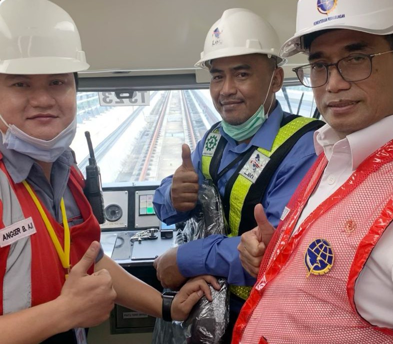 Angger Bayu Aji (kiri) bersama Menhub Budi Karya Sumadi (kanan)