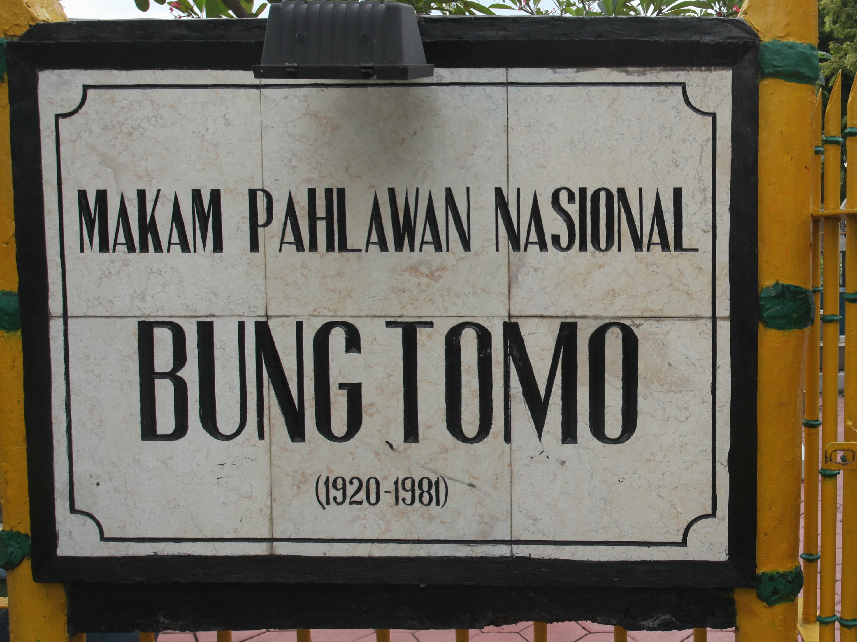 Makam Pahlawan Nasional Bung Tomo di TPU Ngagel, Surabaya, Jawa Timur.