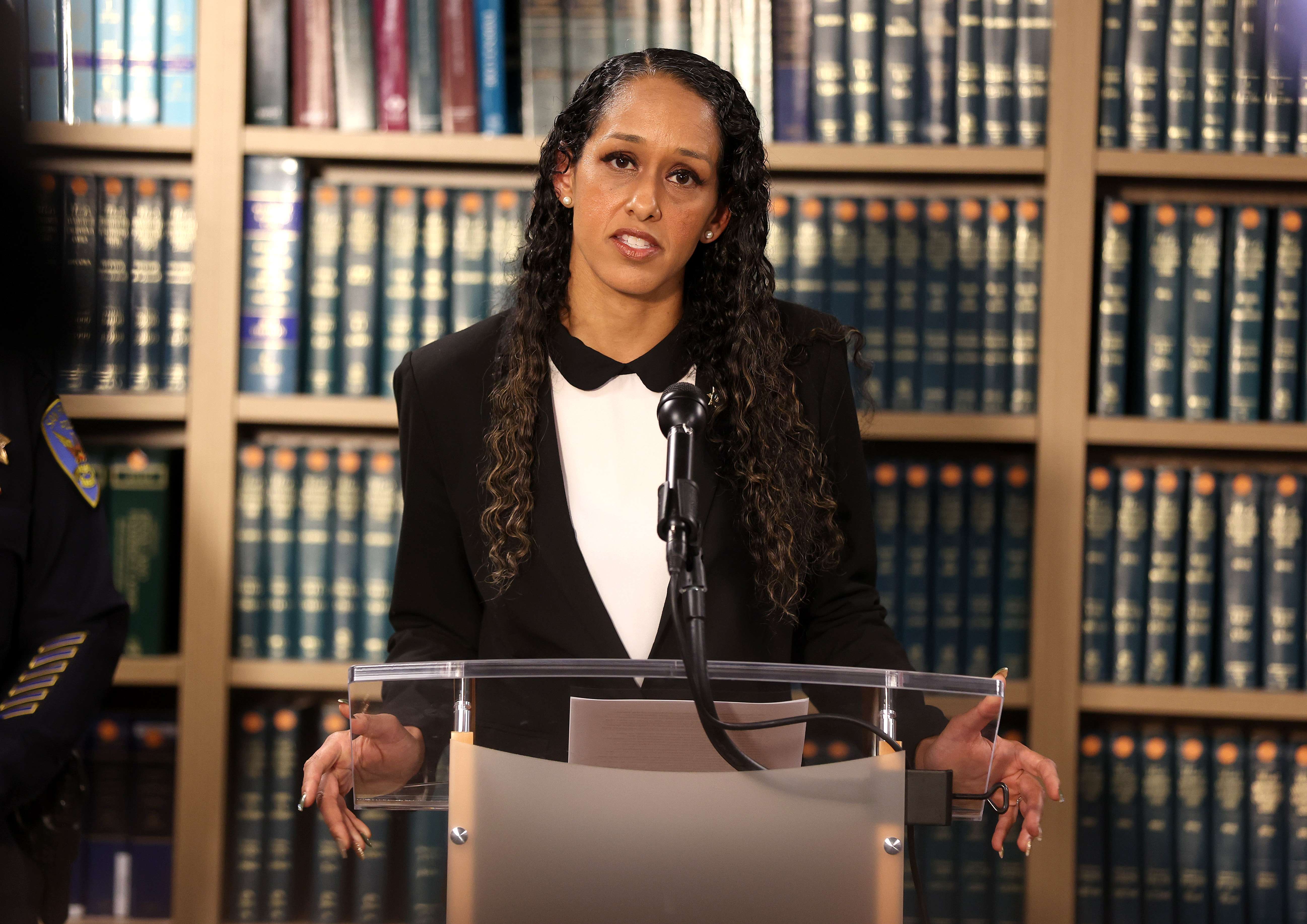 Jaksa San Francisco Brooke Jenkins saat mengumumkan dakwaan untuk David DePape yang menyerang suami Nancy Pelosi, Paul. 