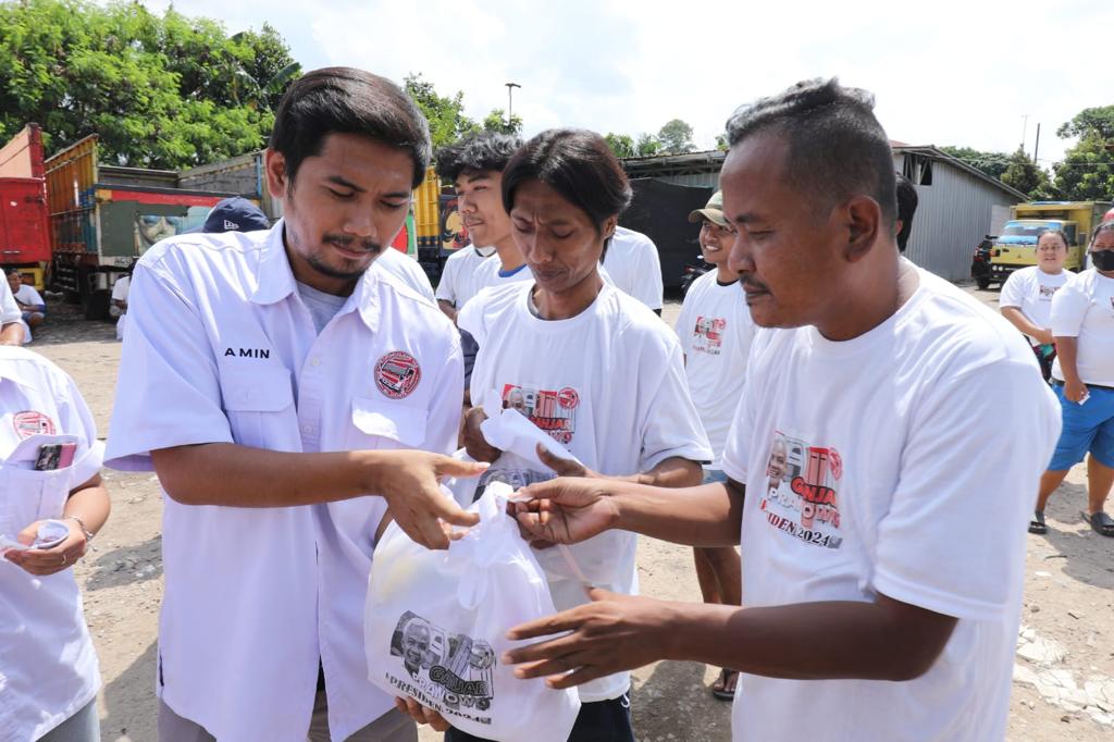 Komunitas Sopir Truk DKI Jakarta Dukung Ganjar Pranowo membagikan ratusan paket sembako di Pangkalan Truk Petukangan, Jakarta Selatan.