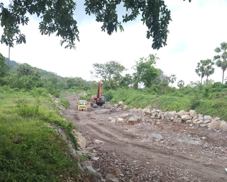 Aktivitas penggalian golongan C di daerah aliran sungai (DAS) Desa Amakaka, Kec.Ile Ape, Kabupaten Lembata, NTT masif, Rabu (9/11/2022)