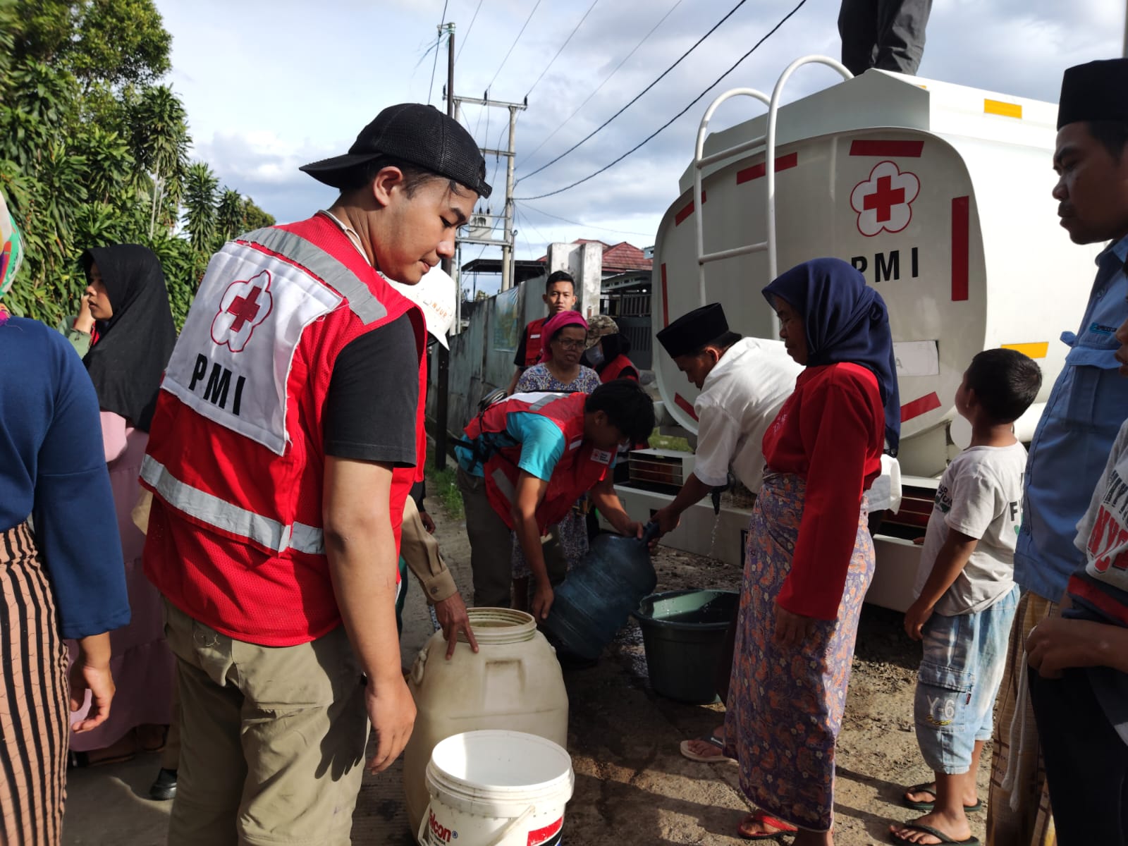 Petugas PMI menyalurkan air bersih kepada warga terdampak Gempa Cianjur