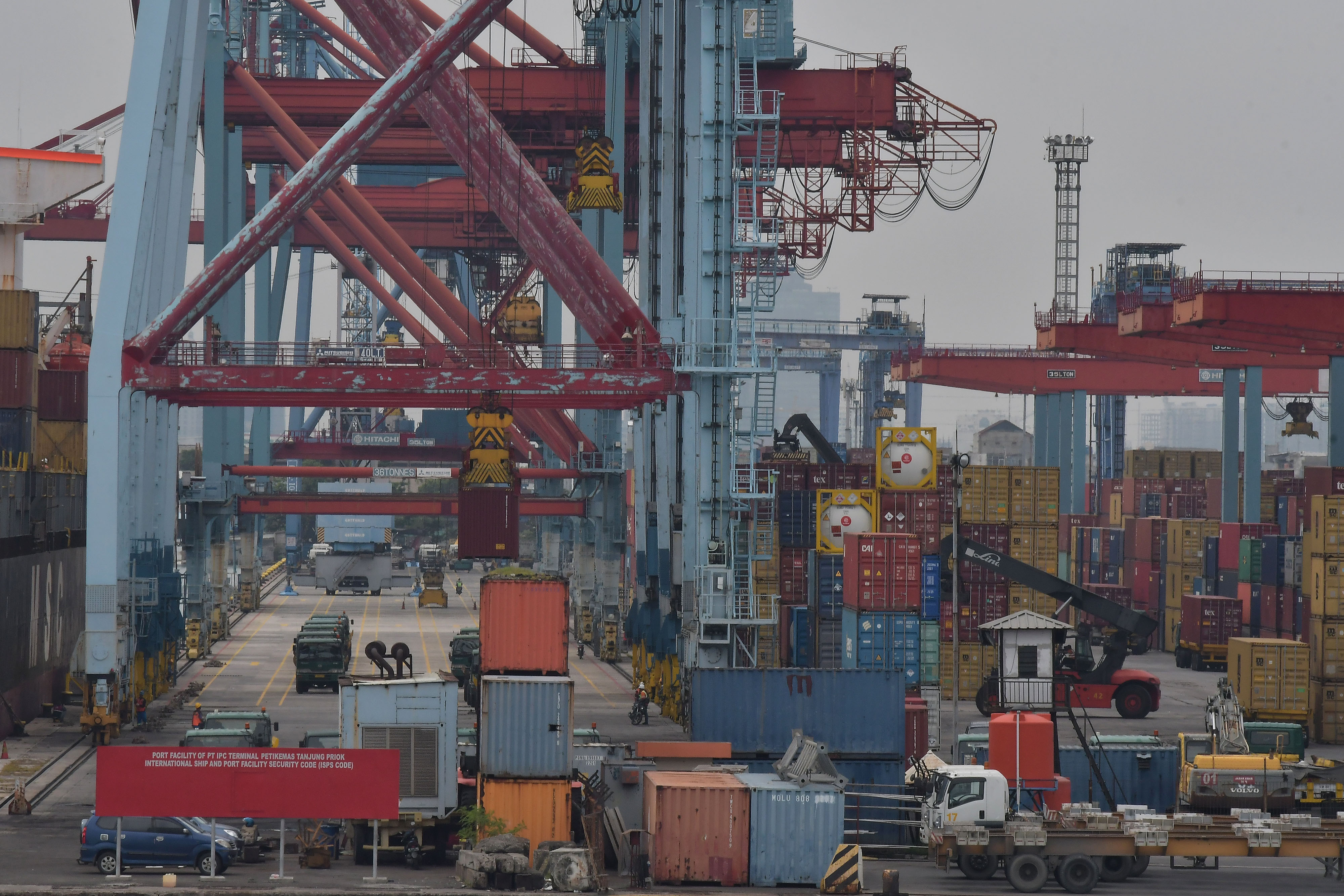 Aktivitas bongkar muat kontainer di Pelabuhan Tanjung Priok, Jakarta Utara.