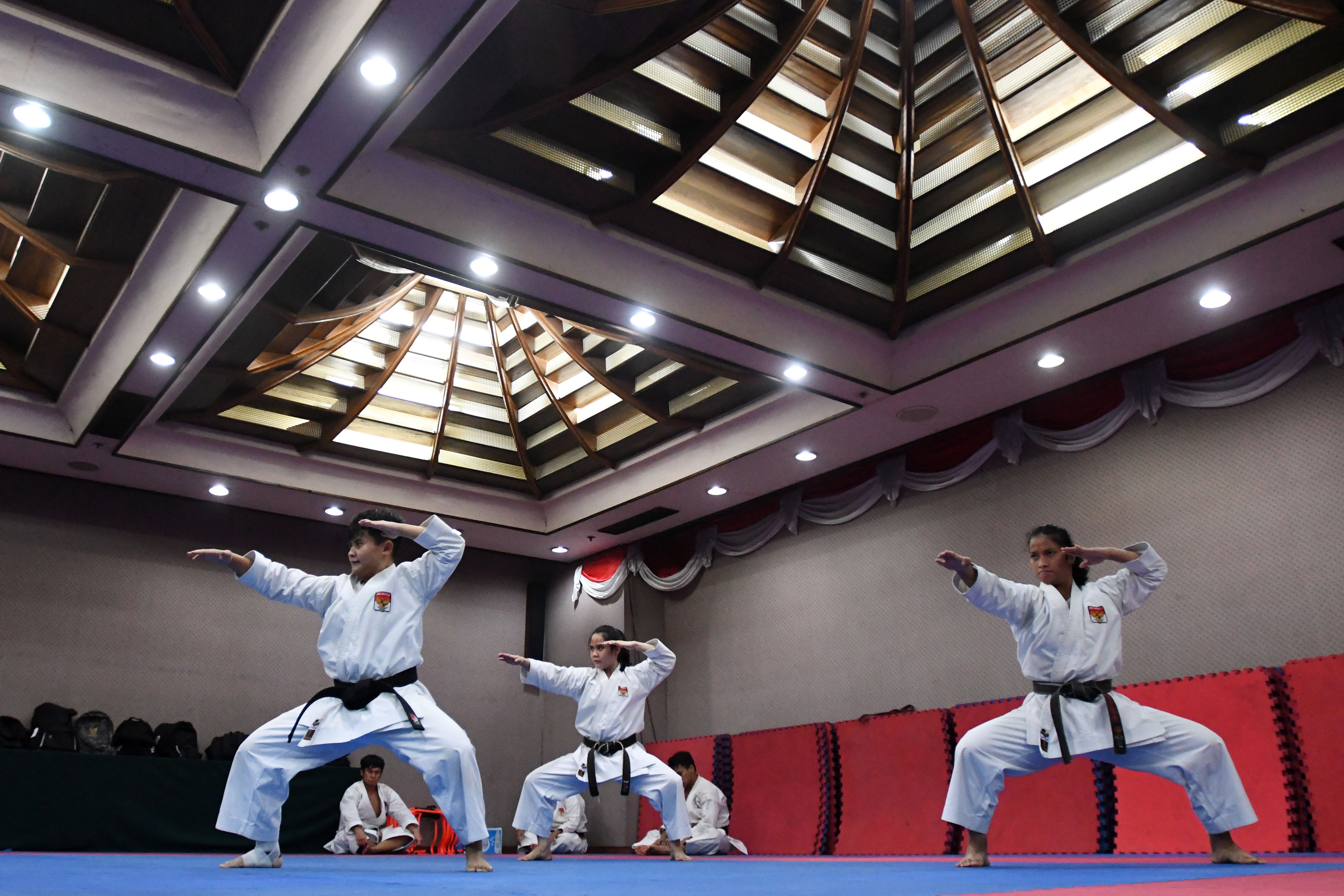 Potret sejumlah karateka menjalani sesi latihan.