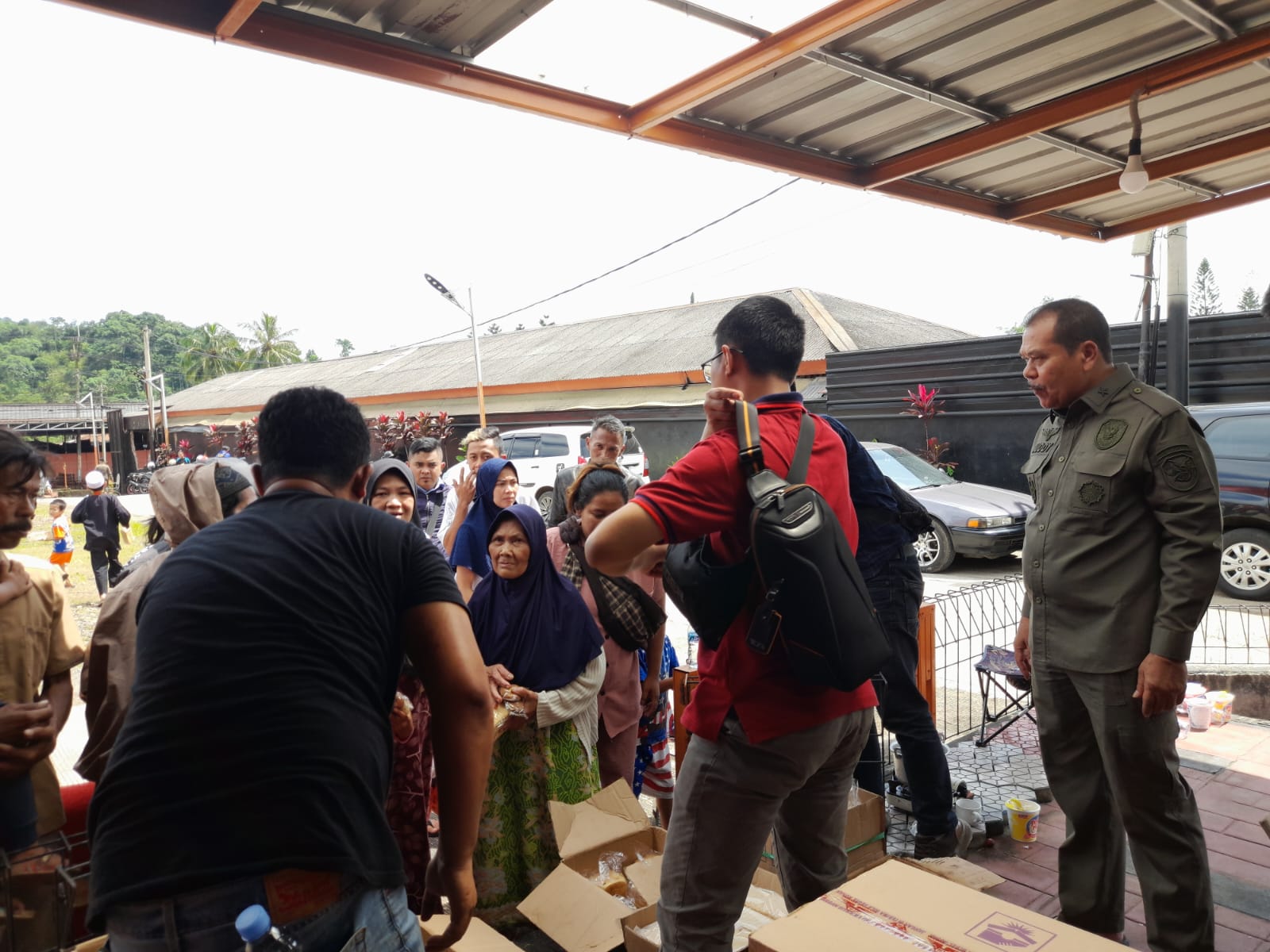 Petugas membagikan bantuan di Pos Bantuan yang didirikan BIN Daerah Jawa Barat untuk membantu korban gempa bumi di Cianjur. 