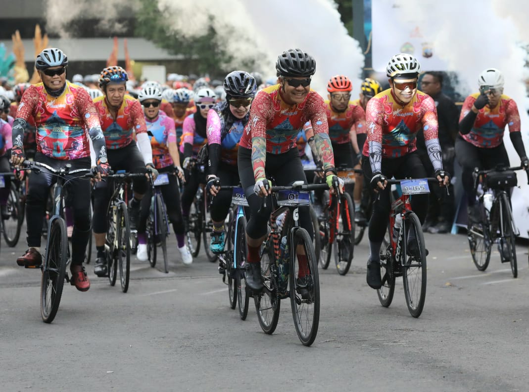 Gubernur Jawa Tengah Ganjar Pranowo saat start Tour de Borobudur