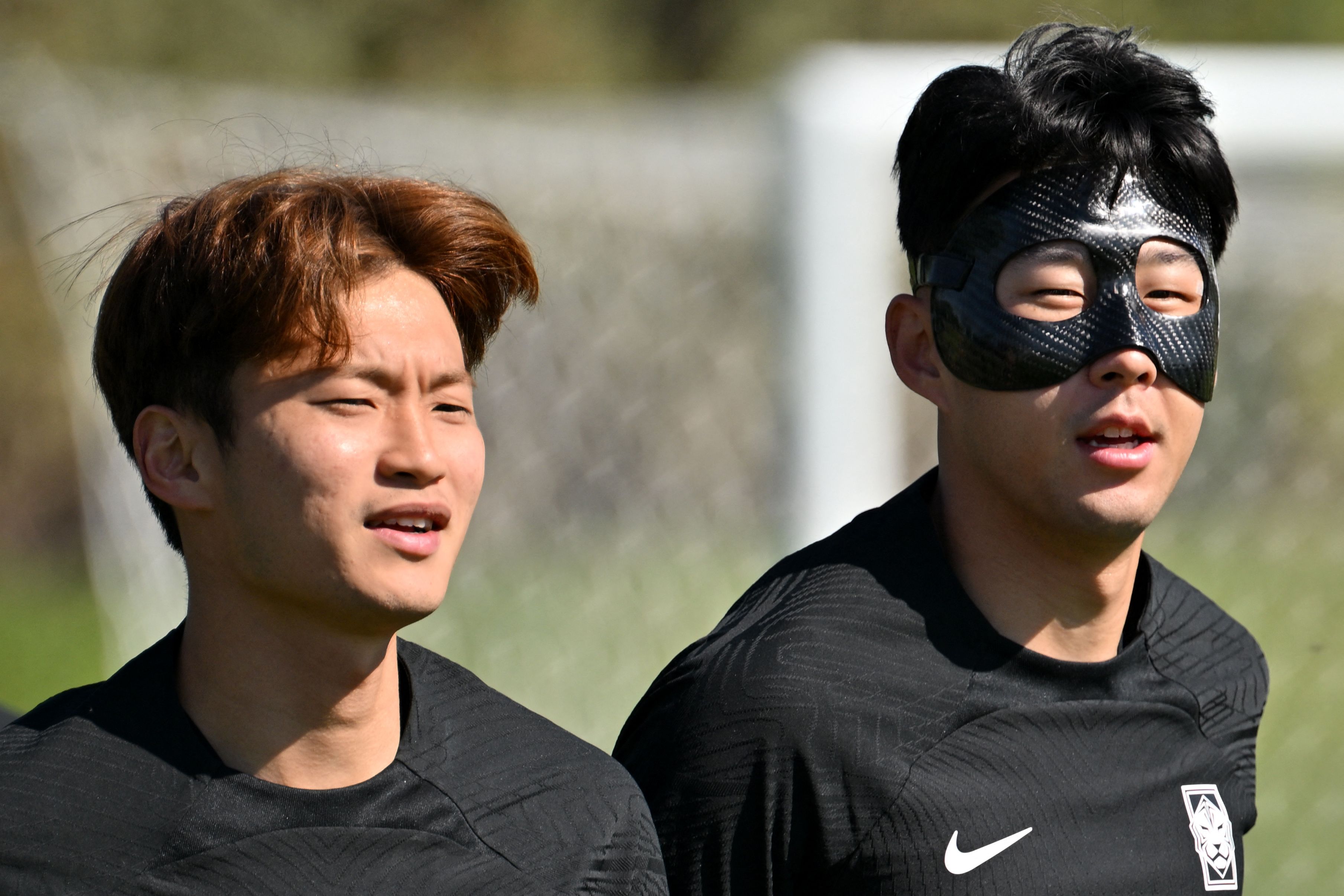 Pemain Timnas Korea Selatan Kim Jin-su (kiri)