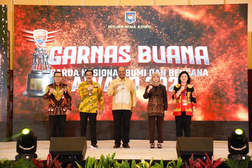 Direktur Jenderal Bina Administrasi Kewilayahan Kementerian Dalam Negeri, Safrizal ZA, (tengah) seusai Kick-Off Garnas Buana Award 2022, Kam