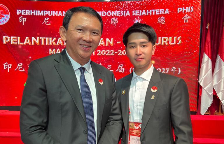 Justin Clasic (kanan) yang terpilih sebagai Ketua Pemuda PHSI 2022-2027 berpose bersama Basuki Tjahaja Purnama atau Ahok.  