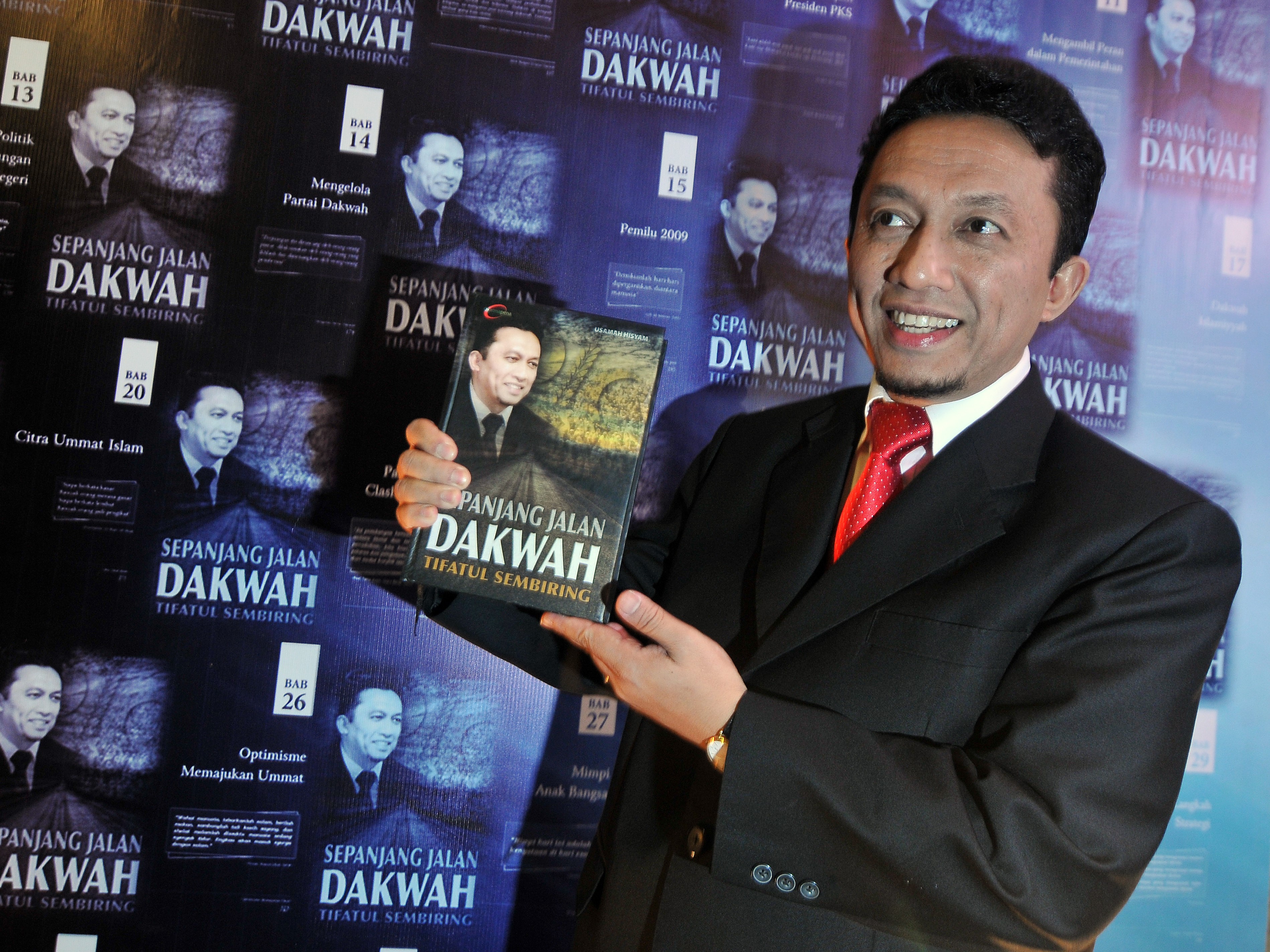 Tifatul Sembiring menunjukkan buku autobiografi.