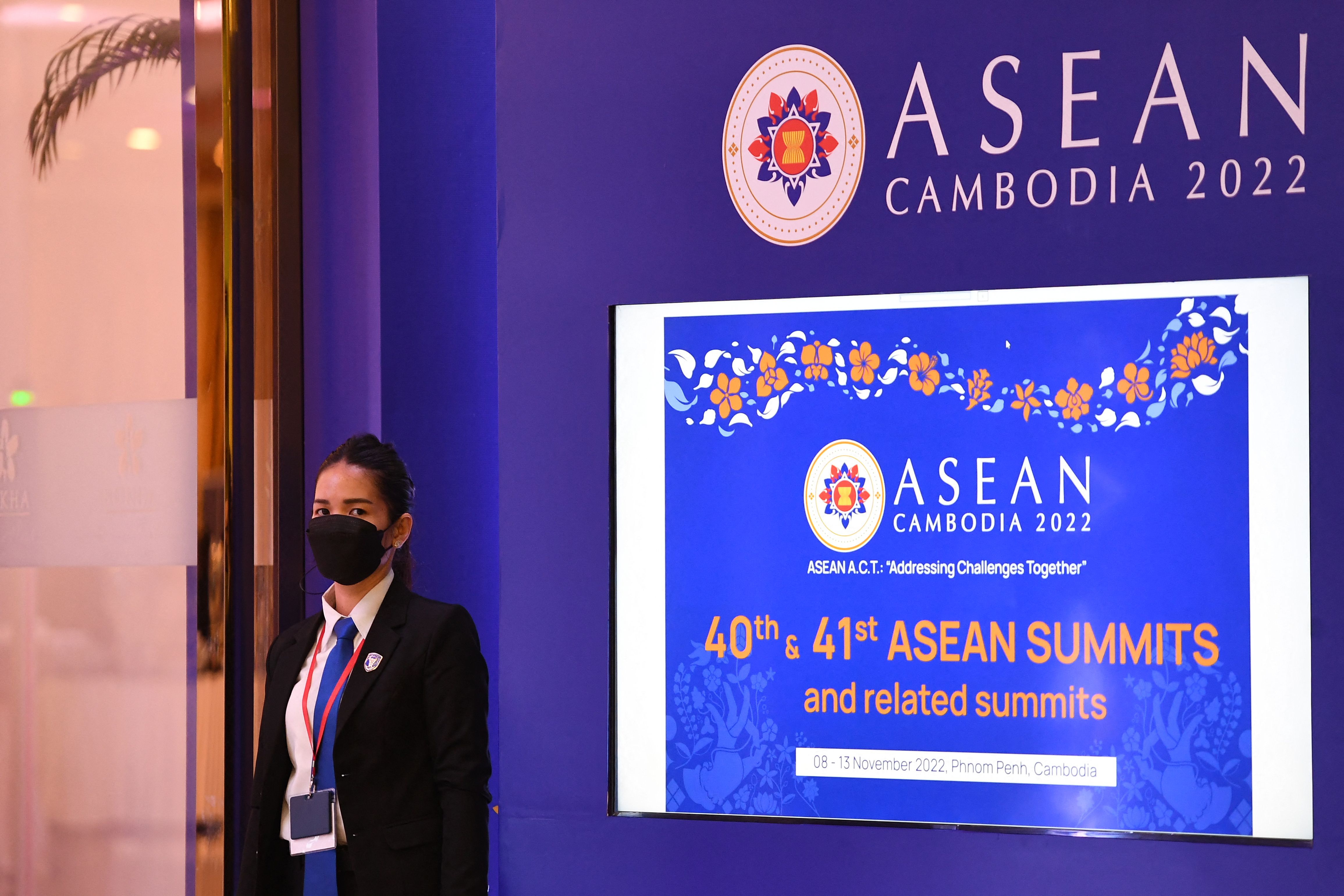 Konferensi Tingkat Tinggi (KTT) ke-40 dan 41 ASEAN di Phnom Penh, Kamboja.