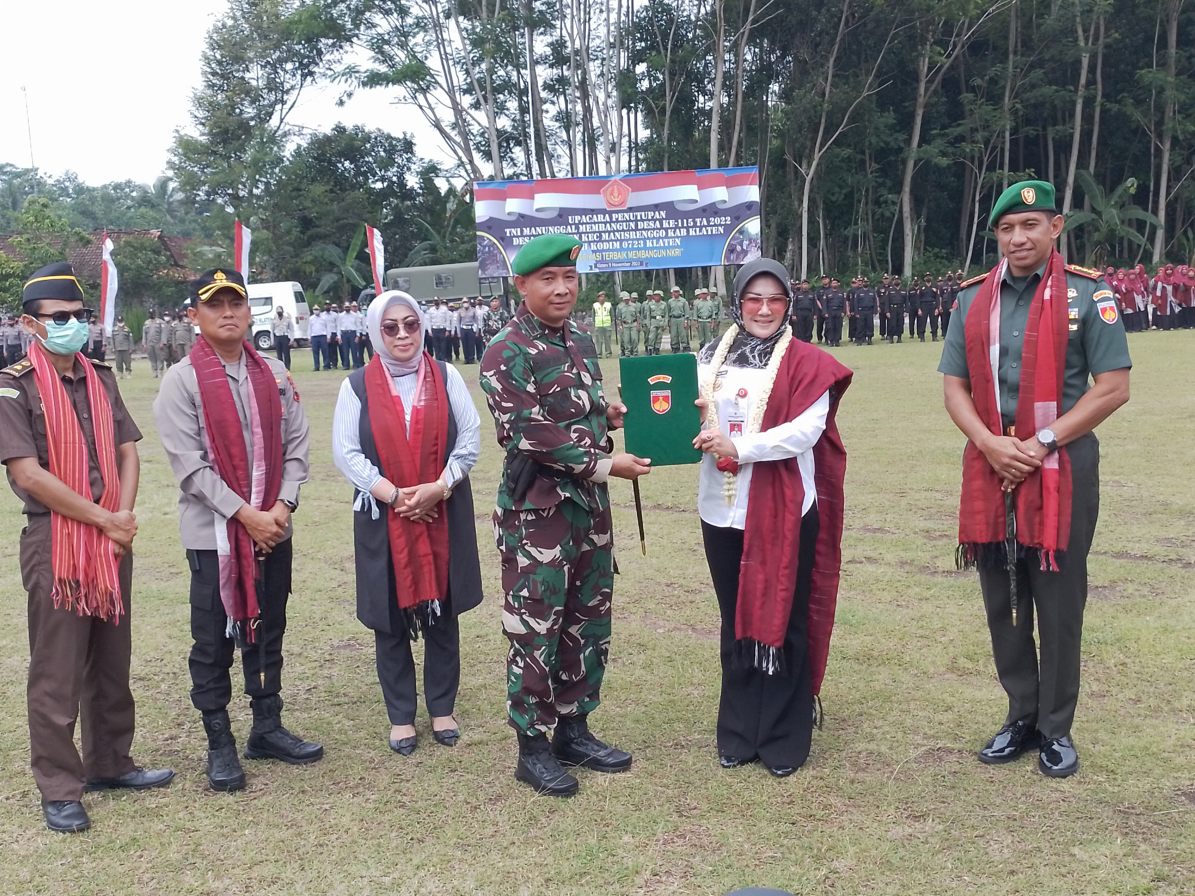 Dandim Letkol Czi Bambang Setyo Triwibowo, Bupati Sri Mulyani dan Danrem Kolonel (Inf) Anan Nurakhman saat penutupan TMMD di Klaten, Jateng 