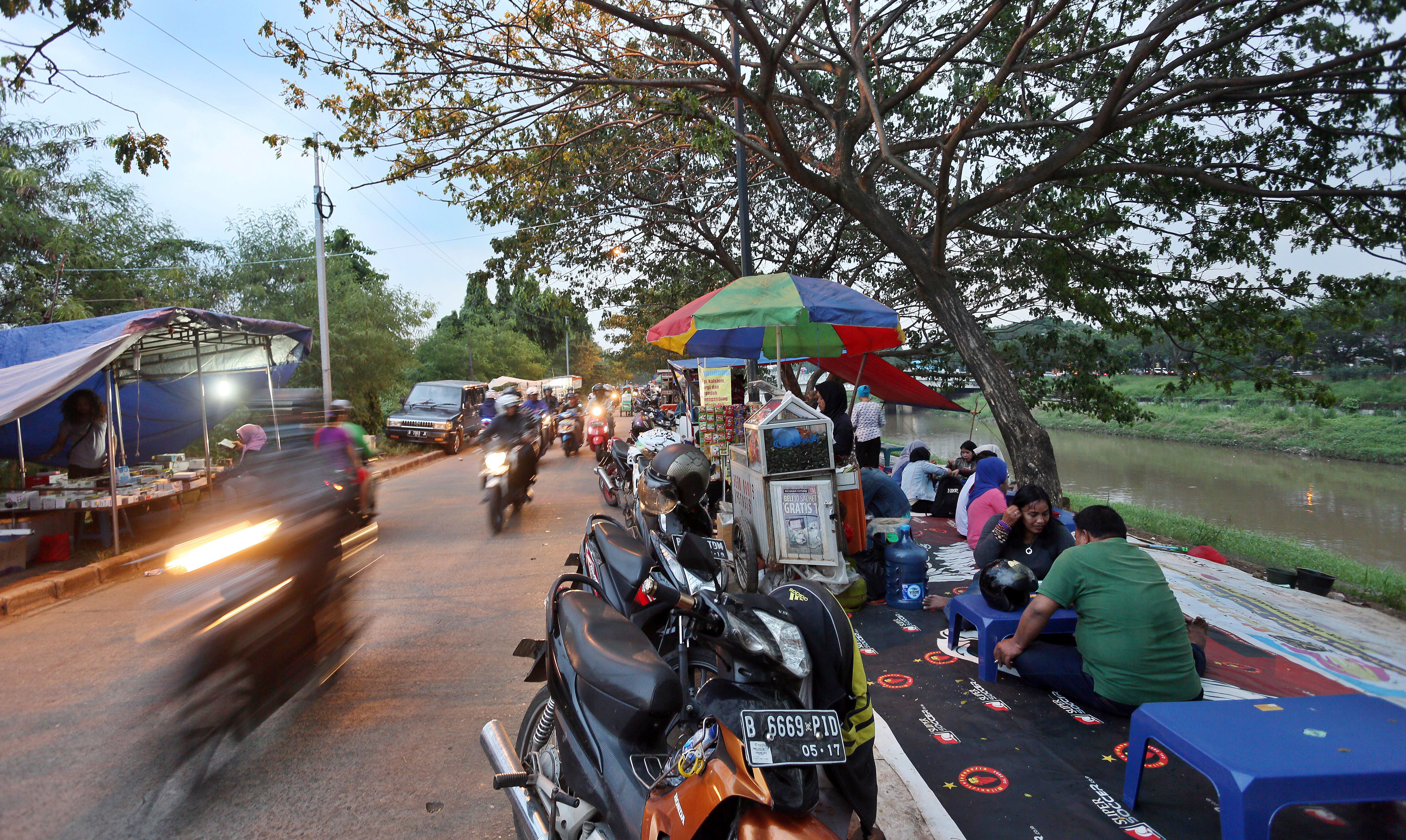Pedagang kaki lima (PKL) di kanal banjir timur (KBT) tidak kenal waktu siang-malam dan jumlahnya meningkat tajam sehingga akan ditata ulang.
