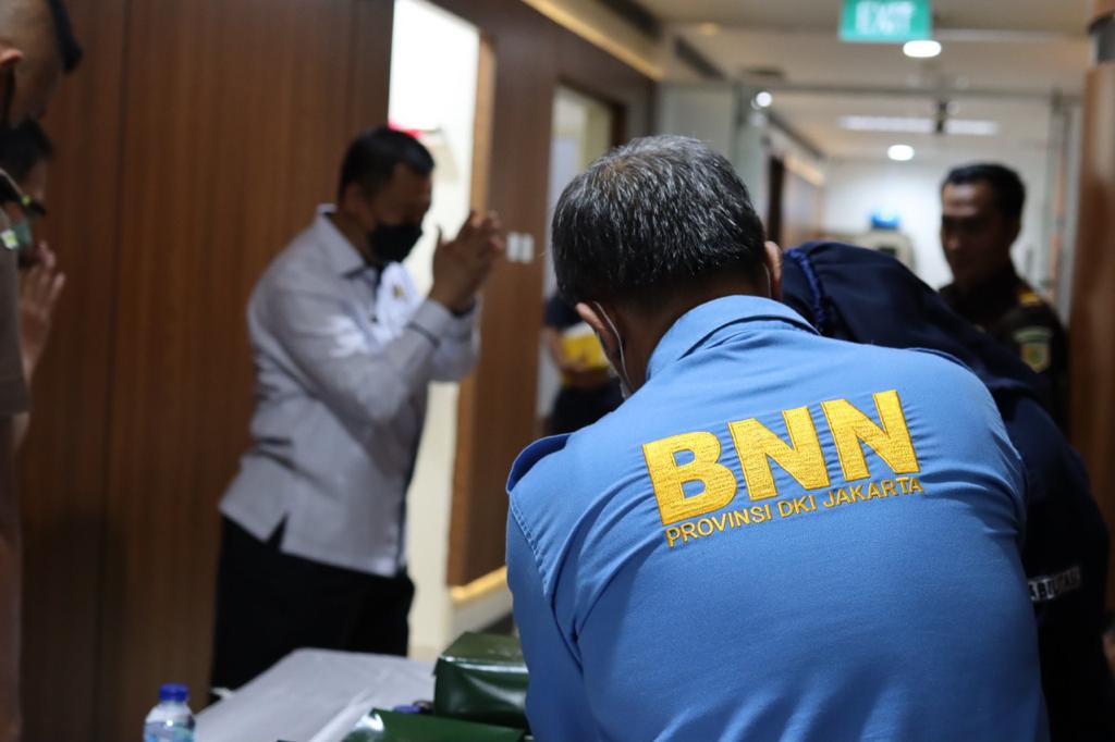 kerja sama Jaksa AGung Muda Bidang Pembinaan dan BNNP DKI Jakarta lakukan tes urine terhadap pegawai