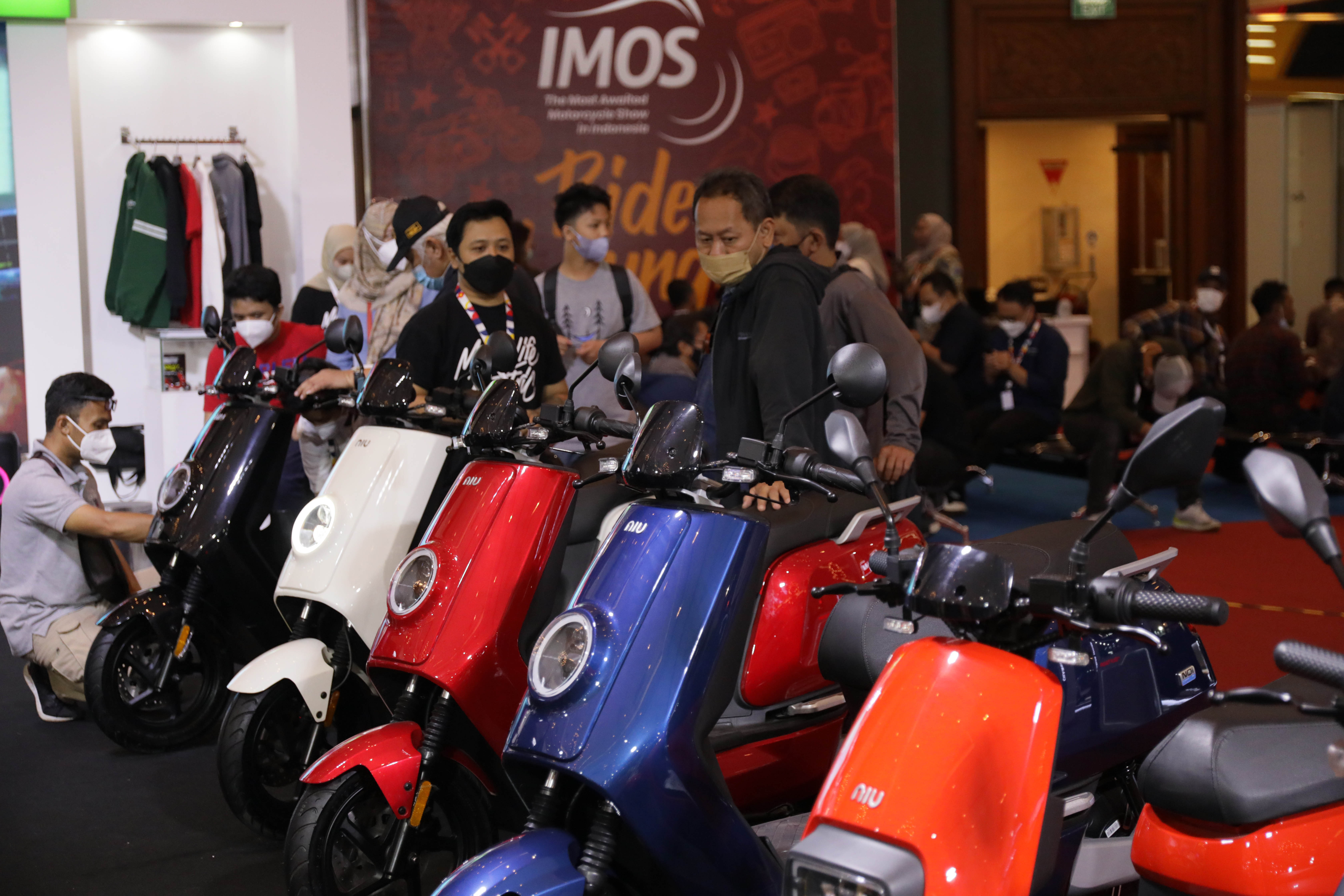 Pengunjung mengamati sepeda motor yang dipamerkan pada Indonesia Motorcycle Show (IMOS) 2022 di Jakarta Convention Center (JCC), Jakarta, 