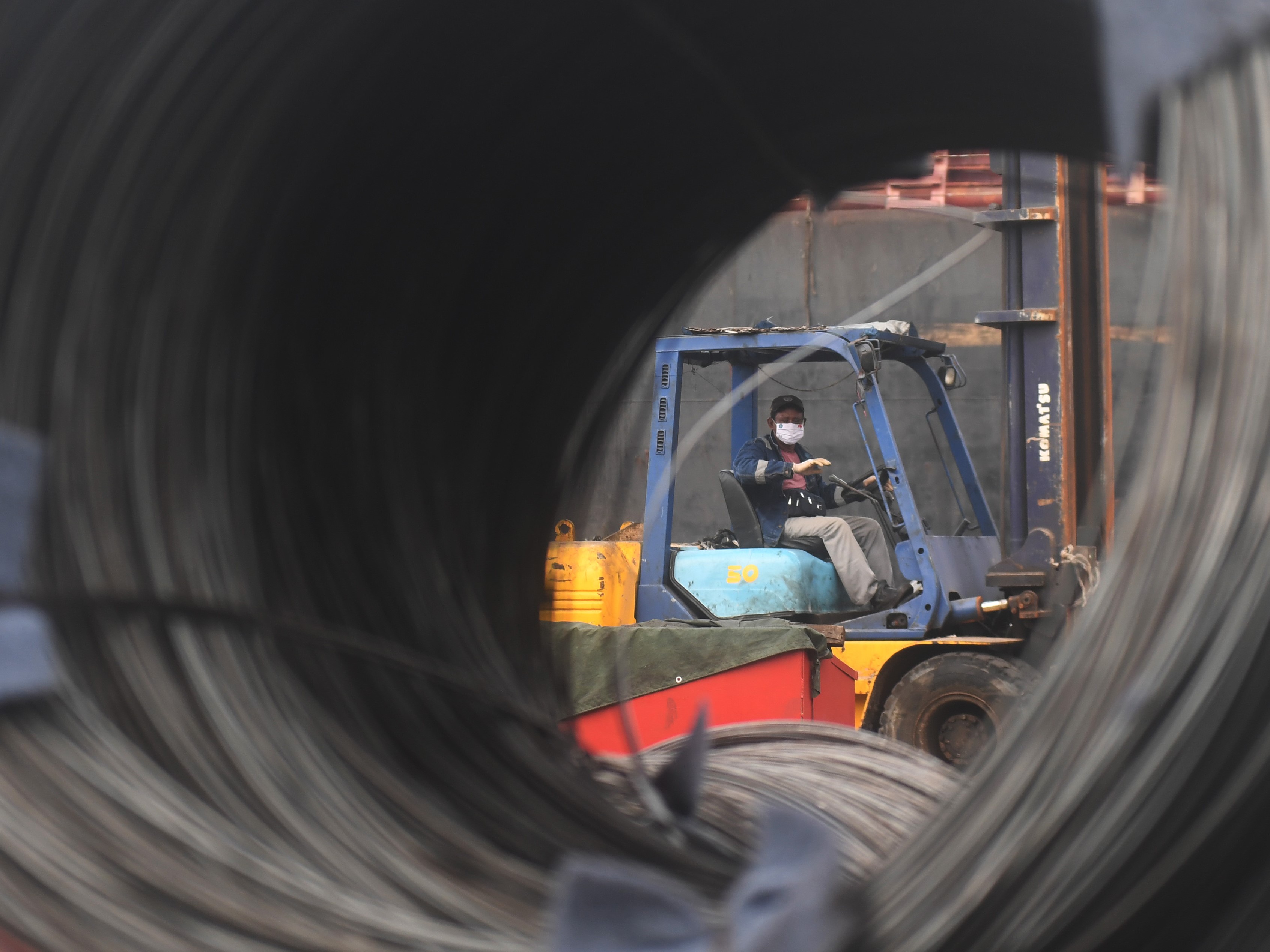Pekerja melakukan bongkar muat di Pelabuhan Tanjung Priok, Jakarta.