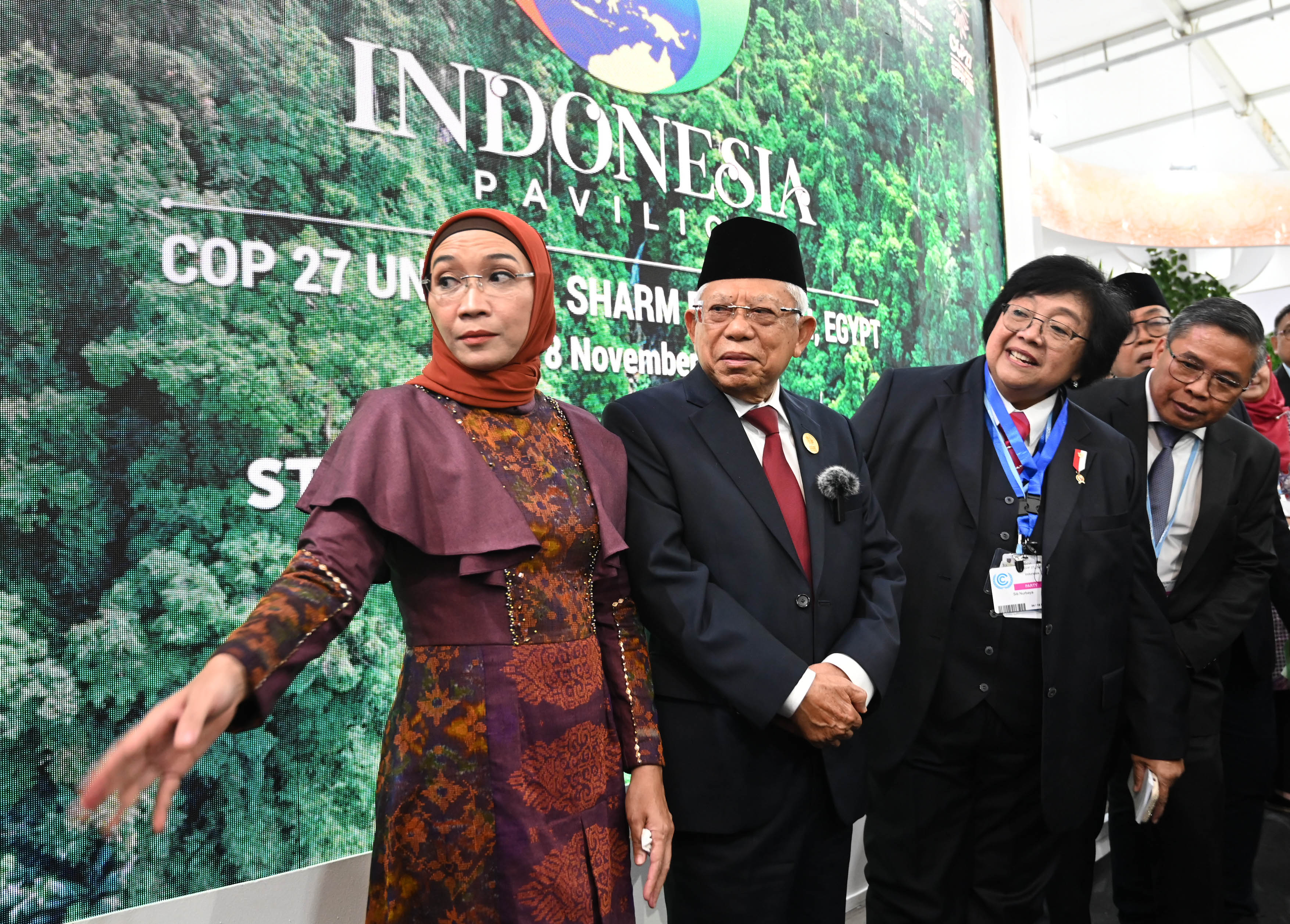 Wapres Ma'ruf Amin (kedua dari kiri) mengunjungi Paviliun Indonesia pada COP27 UNFCCC di Sharm El Sheikh, Mesir, Selasa (8/11). 