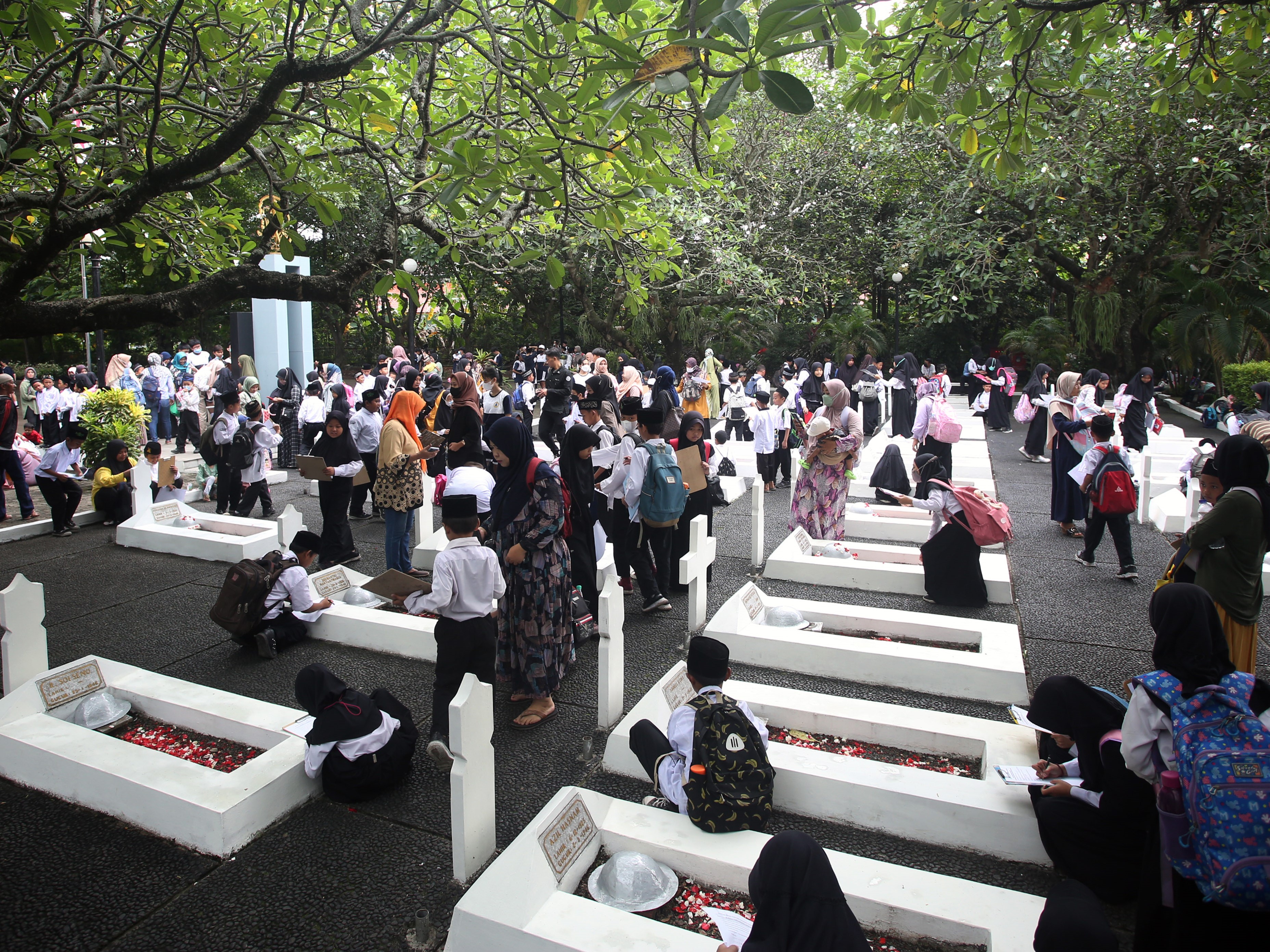 Siswa sekolah dasar berziarah dan tabur bunga di Taman Makam Pahlawan (TMP) Taruna Tangerang, Tangerang, Banten, Kamis (10/11/2022).