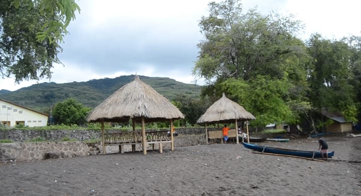 Suasana pantai Weru beach Desa Watotutu kecamatan ile mandiri, Kabupaten Flores timur, NTT.