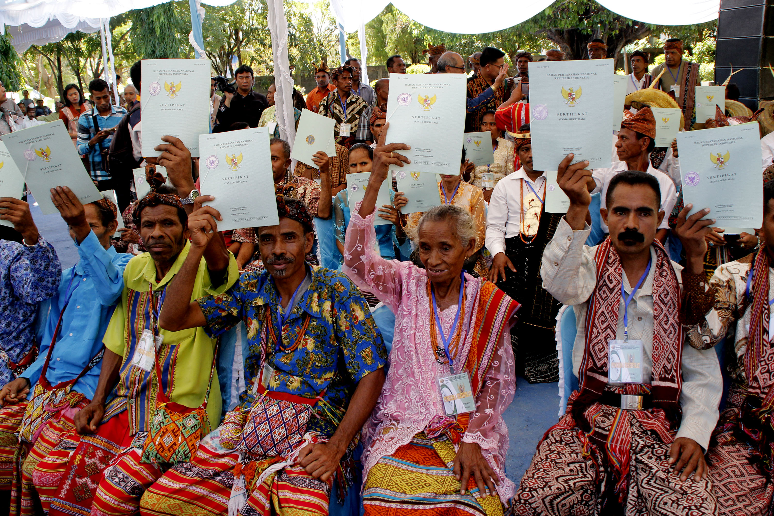 Sejumlah warga menunjukkan sertifikat tanah dari prona sertifikasi lahan Kementerian ATR/BPN di Kupang, NTT, beberapa waktu lalu.