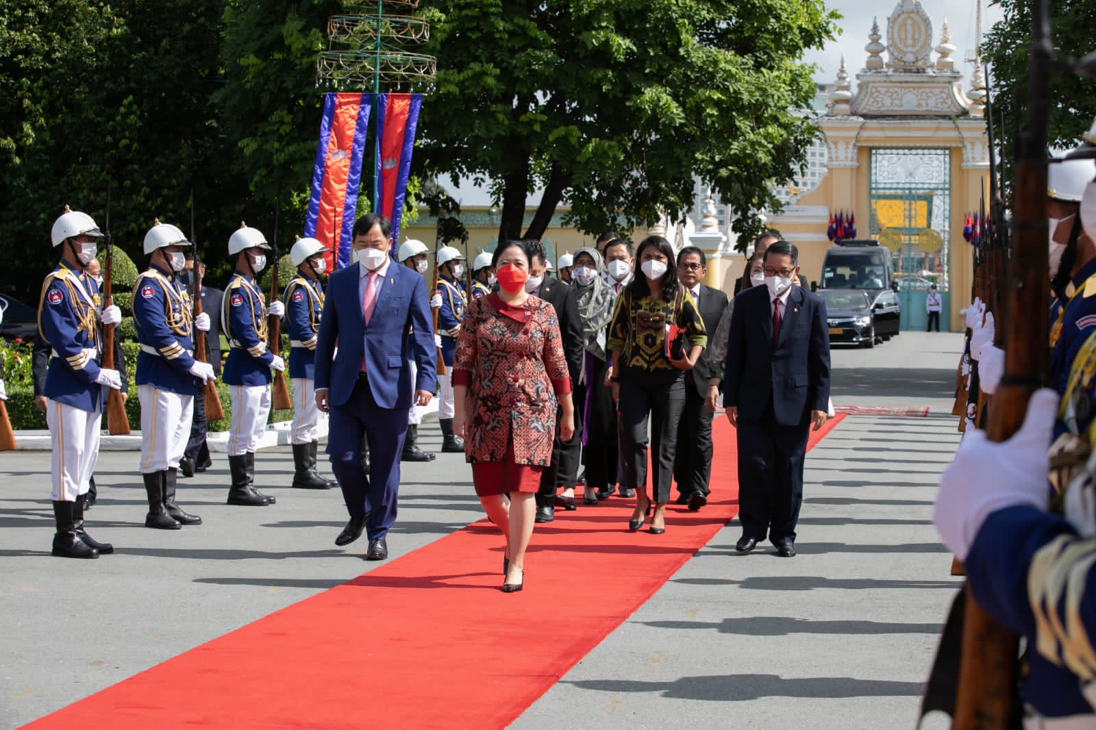 Kedatangan Ketua DPR RI Puan Maharan disambut defile pasukan Kerajaan Kamboja di kawasan Chaktomuk, Phom Penh, Jumat (26/11).