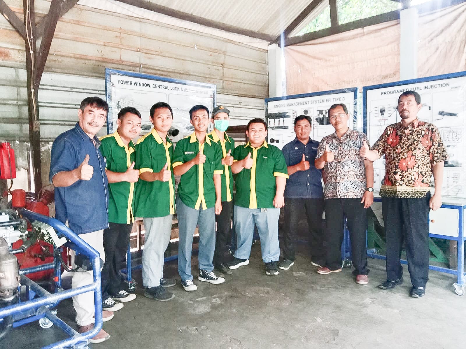 Guru dan siswa SMKN 6, Bandung, telah berhasil memproduksi sejumlah perangkat, di antaranya simulator yang sudah diekspor ke Vietnam