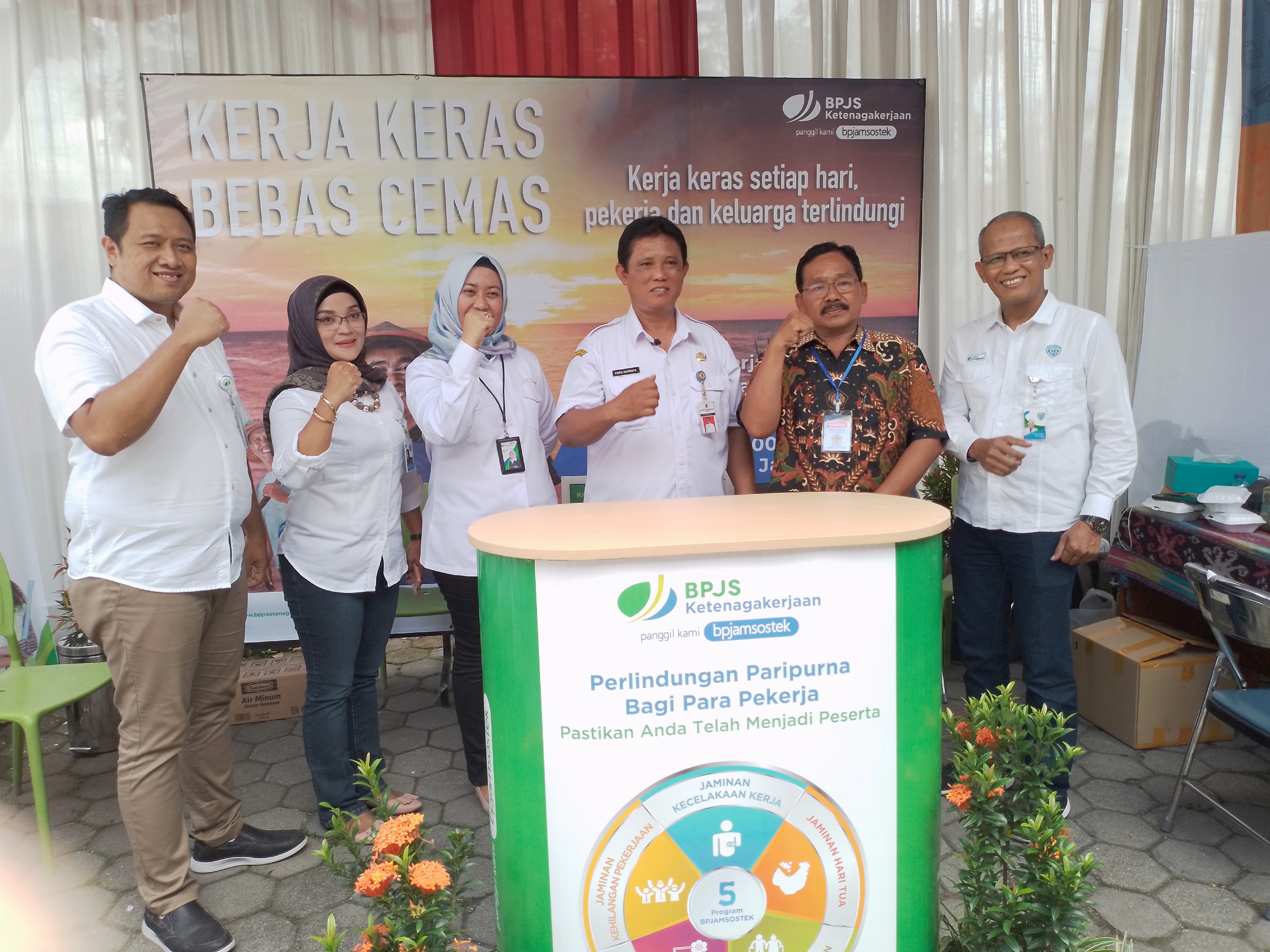 Wakil Bupati Yoga Hardaya foto bersama  Kepala Kantor BPJS Ketenagakerjaan Oviana Kartika Setyaningtyas dan Ketua KTNA Maryanto (batik)