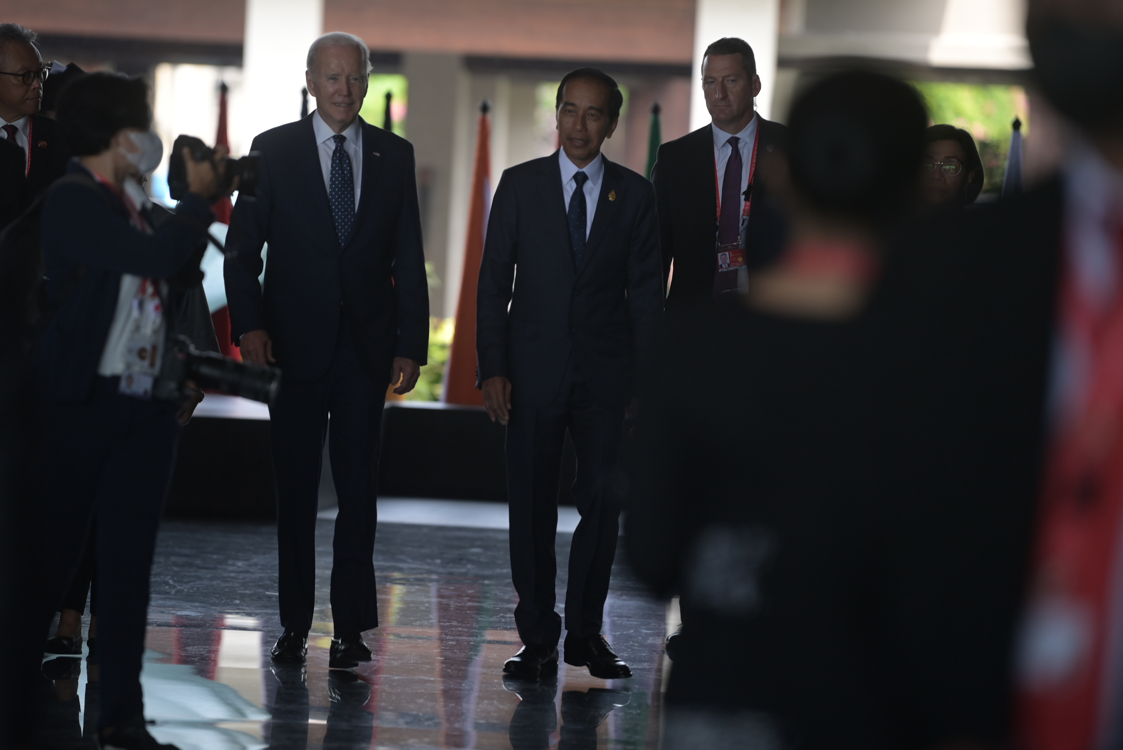 Presiden RI Joko Widodo saat berjalan dengan Presiden AS Joe Biden.