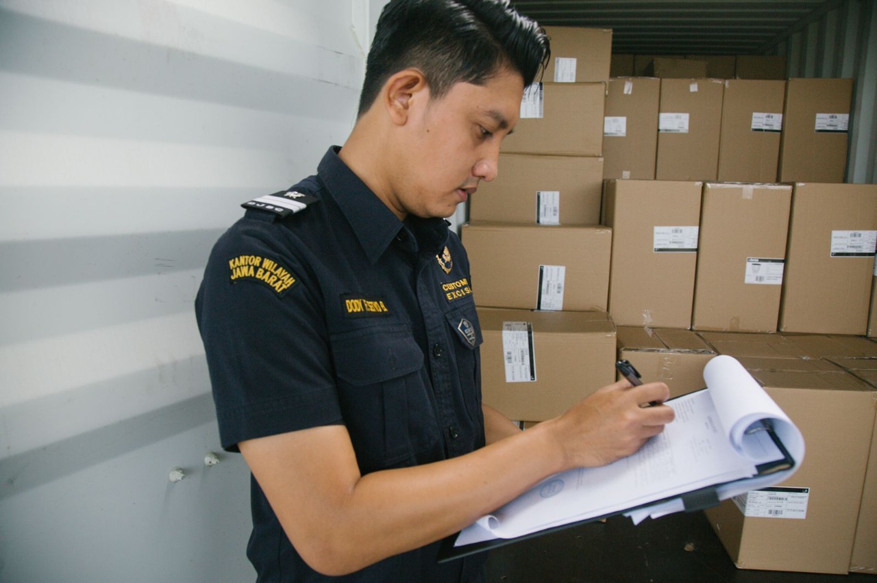 Ilustrasi pemeriksaan barang oleh petugas Bea Cukai