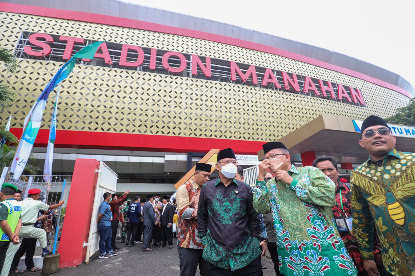 Plt Ketua Umum PPP Muhamad Mardiono menghadiri pembukaan muktamar ke-48 Muhammadiyah dan Aisyiyah di Stadion Manahan, Solo, Jateng