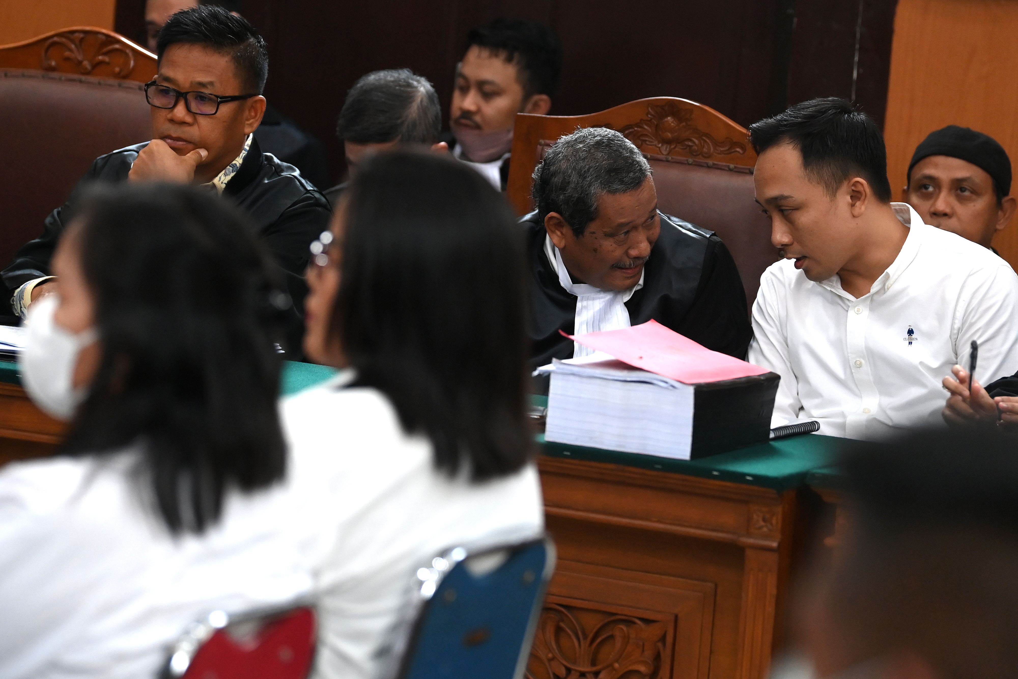 Terdakwa Ricky Rizal (kanan) berbincang dengan kuasa hukumnya saat menjalani sidang lanjutan di PN Jakarta Selatan, Senin (21/11).