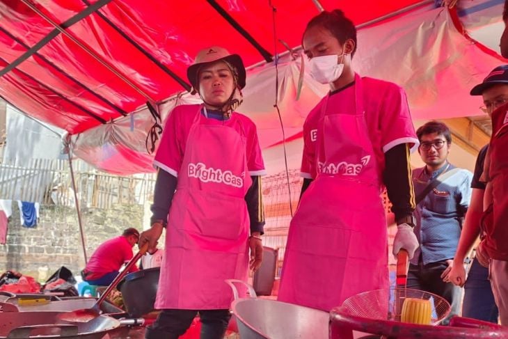 Dua orang memasak di dapur umum penanganan pengungsian Kabupaten Cianjur. Dapur umum ini mendapat bantuan Bright Gas dari Pertamina Peduli.