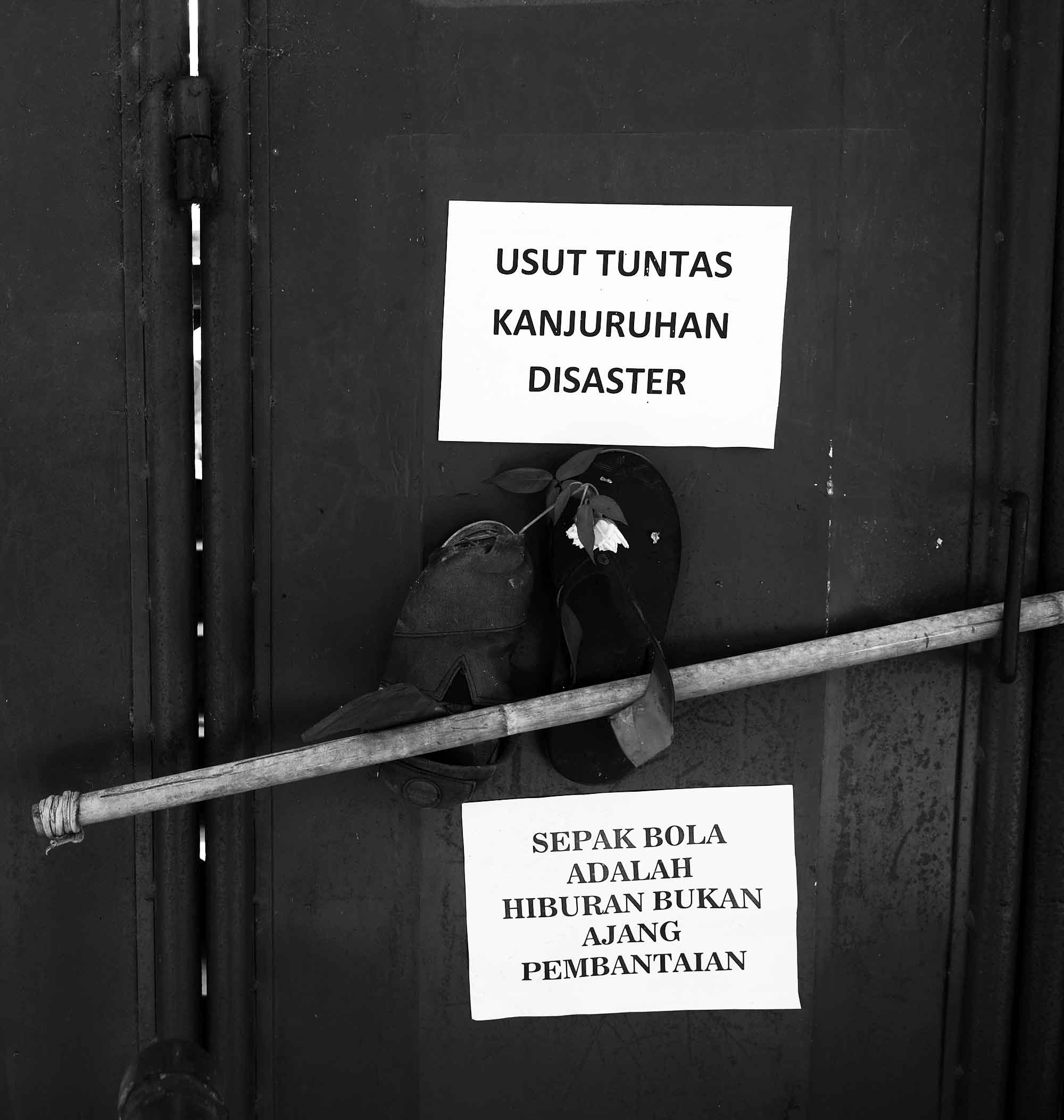 Poster ditempel di pintu Stadion Kanjuruhan, Malang, Jawa Timur, yang tertutup pascainsiden.