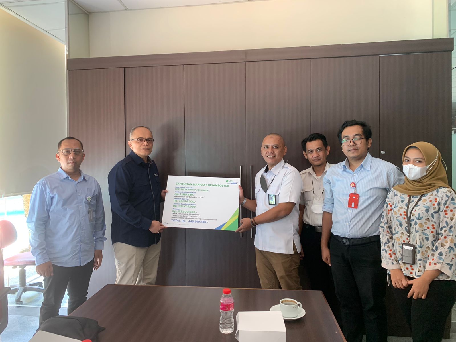 Penyerahan santunan secara simbolis dari BPJAMSOSTEK Kantor Cabang Grha BPJamsostek kepada ahli waris pegawai PT Lion Group di Jakarta. 