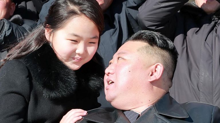 Ju Ae (kiri) dan ayahnya Kim Jong Un. 