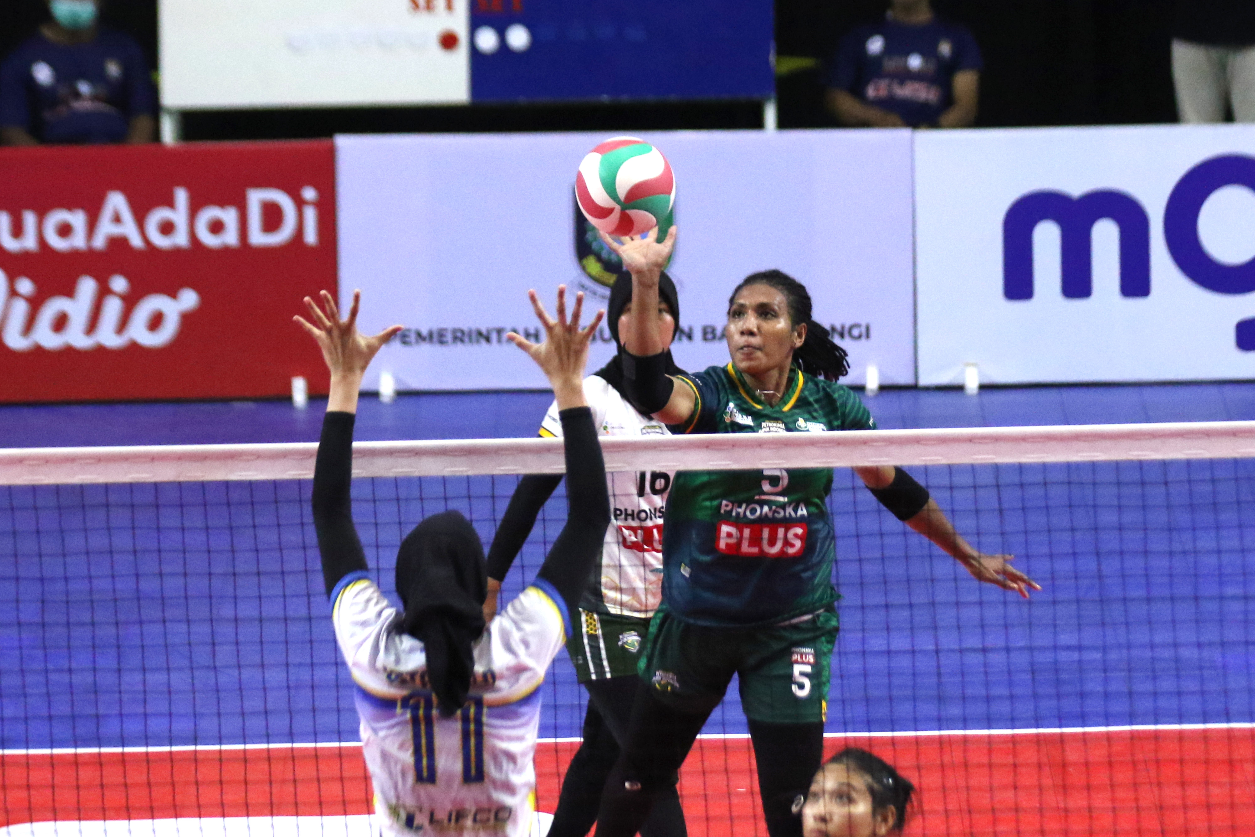 Pemain voli Petrokimia Gresik Pupuk Indonesia Mediol Stiovanny melakukan smes.