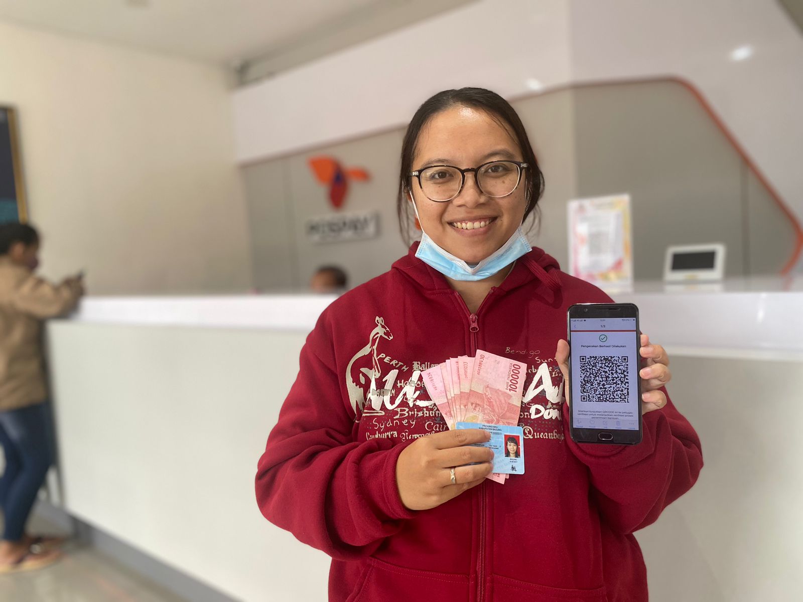 Pekerja mengambil BSU di kantorpos