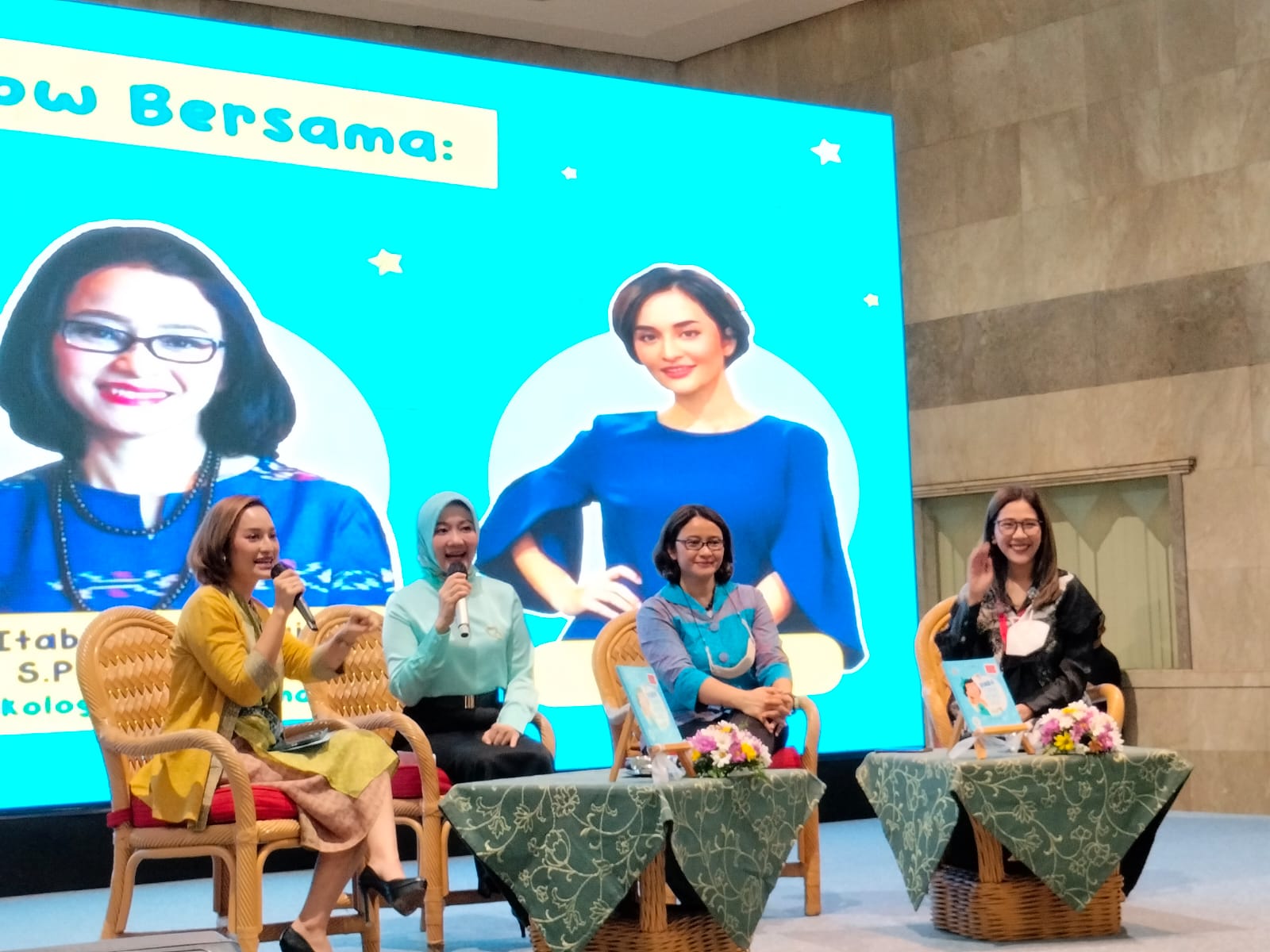 Atalia Praratya (dua dari kiri) dalam peluncuran bukunya, Dinda Tidak Rewel Lagi, di Jakarta, Rabu (9/11).