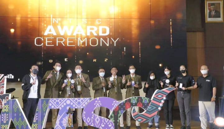 Dosen dan mahasiswa panitia berfoto bersama seusai sukses menggelar 4th NHI Tourism Skill Competition (NTSC) 2022