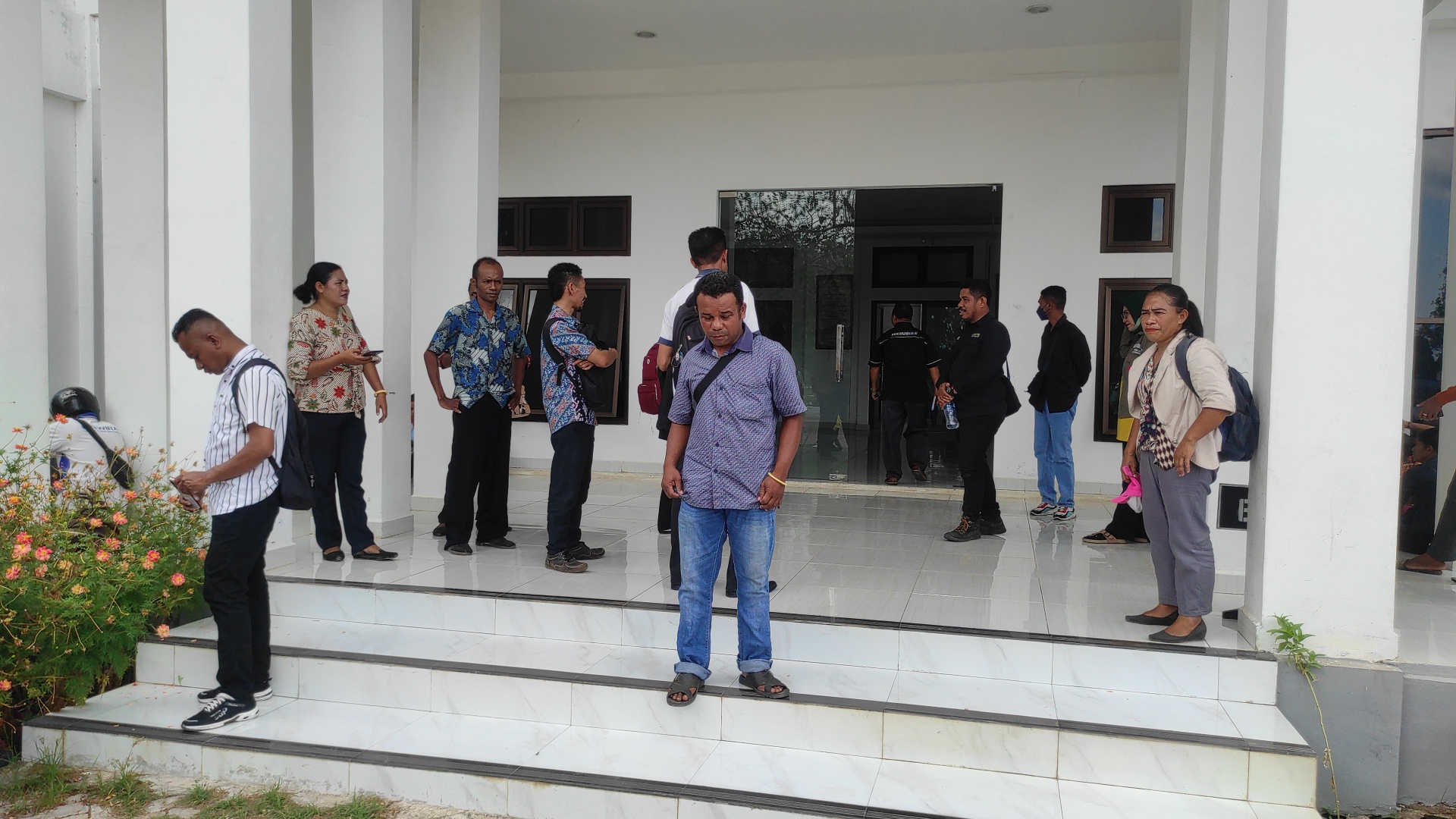 Ratusan guru honorer yang lulus passing grade pada 2021 geruduk BKD mempertanyakan kepastian penempatan karena dijanjikan pada 2022 