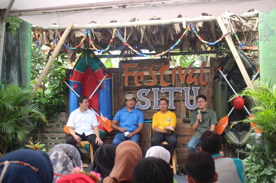 Diskusi mengenai pentingnya situ bagi masyarakat sekitar.