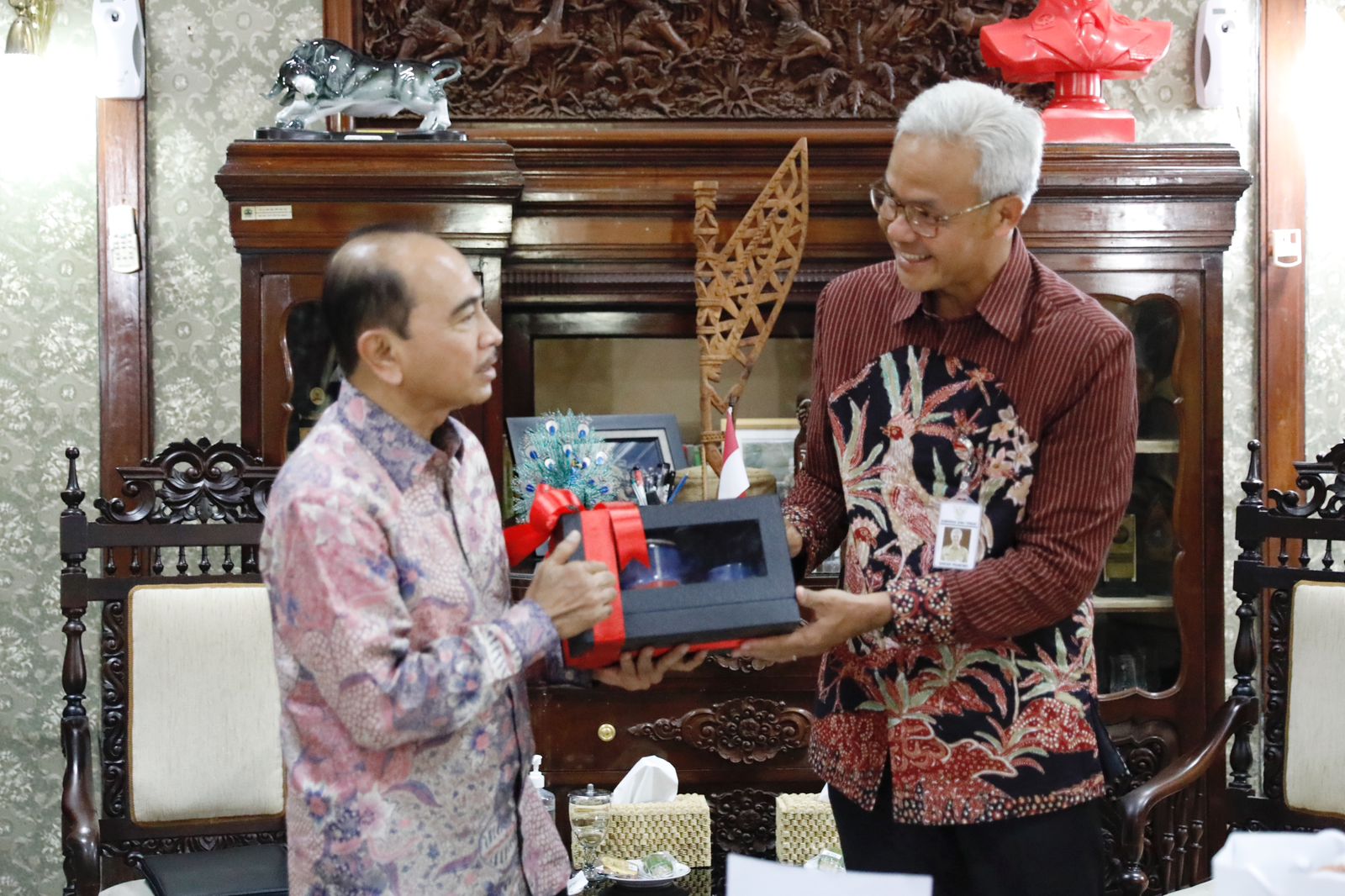 Gubernur Jateng Ganjar Pranowo, menerima kunjungan Dubes Indonesia untuk Prancis, Mohamad Oemar di Puri Gedeh, Kota Semarang, Senin (14/11/2