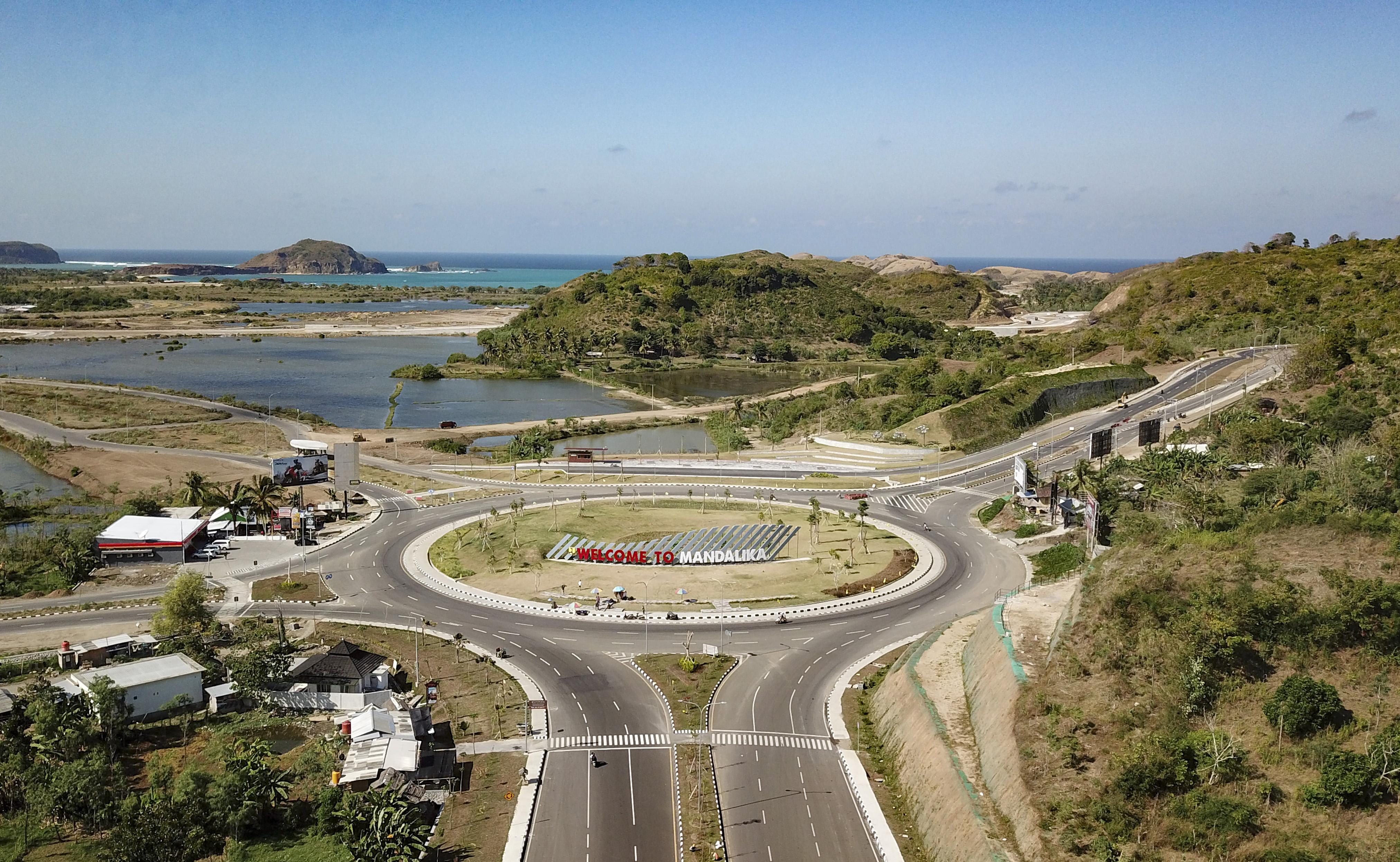Foto udara ruas jalan bundaran Sunggung bypass Bandara Internasional Lombok-Mandalika di Kecamatan Pujut, Praya, Lombok Tengah, NTB.