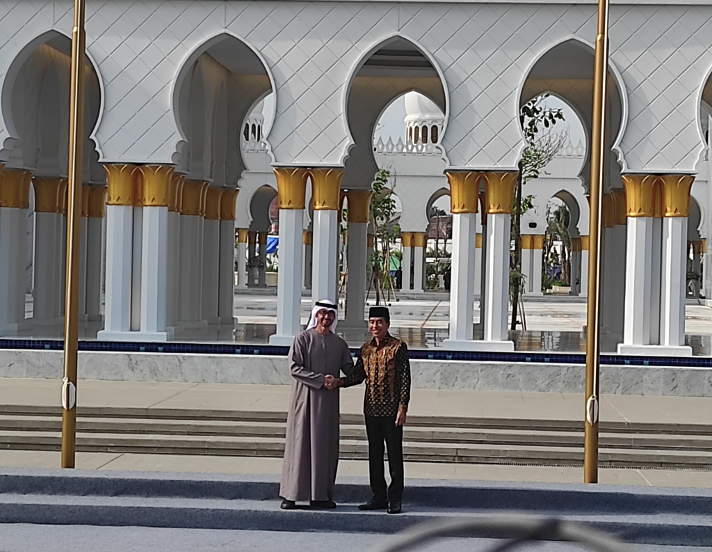  Presiden Jokowi berfoto bersama denhan Presiden MBZ di depan Masjid Raya Sheikh Zayed Solo yang baru saja diresmikan.