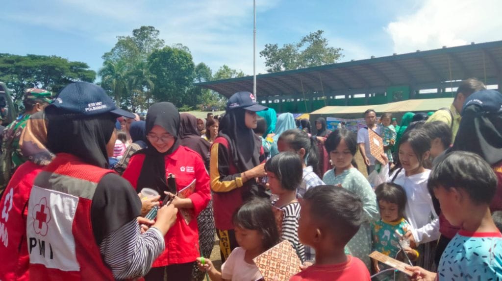 Badan Eksekutif Mahasiswa (BEM) Polbangtan Bogor memberikan bantuan dan trauma healing bagi anak-anak korban gempa Cianjur, Jabar. 